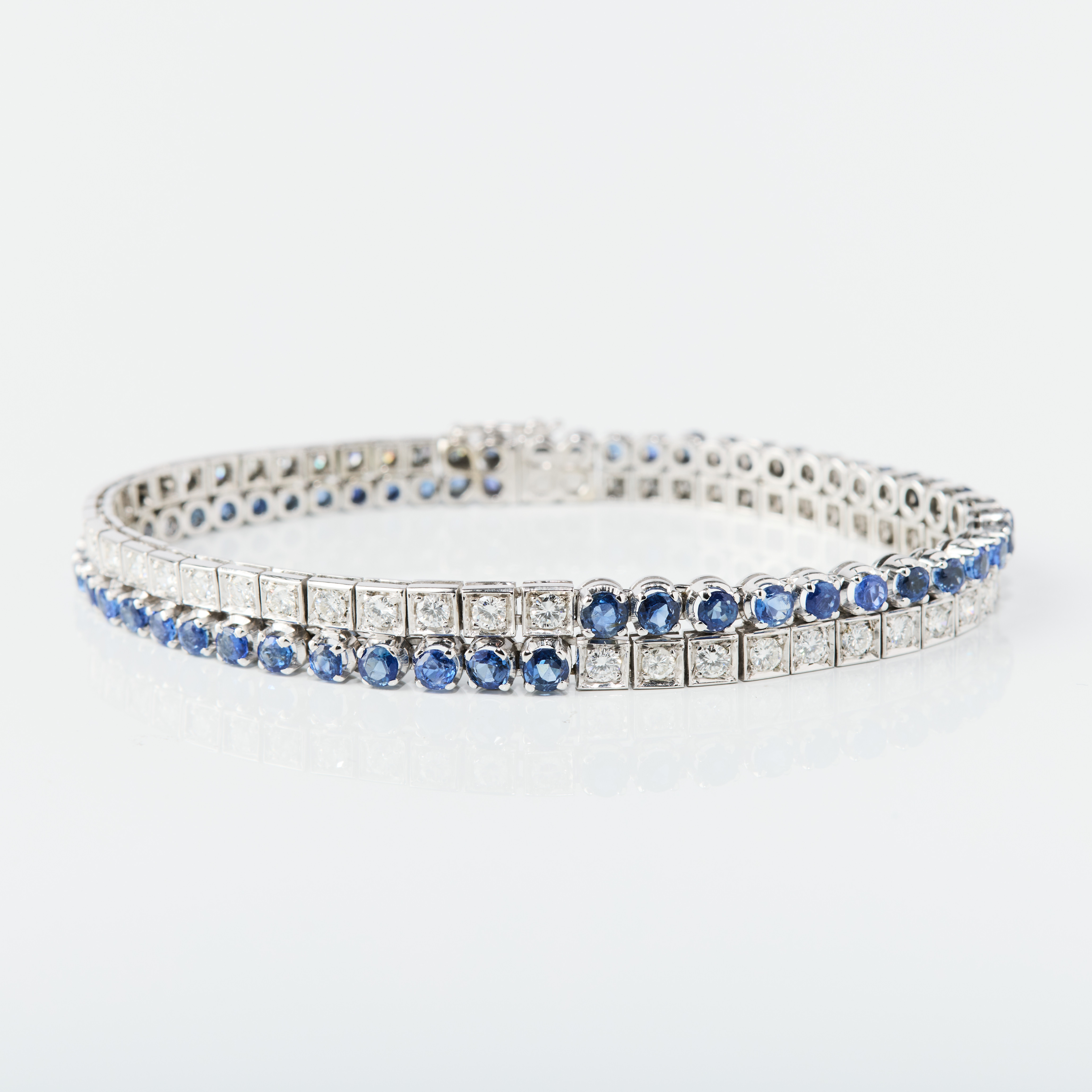 ARMBAND, 18K vitguld med safirer och diamanter, Italien 1980-tal.