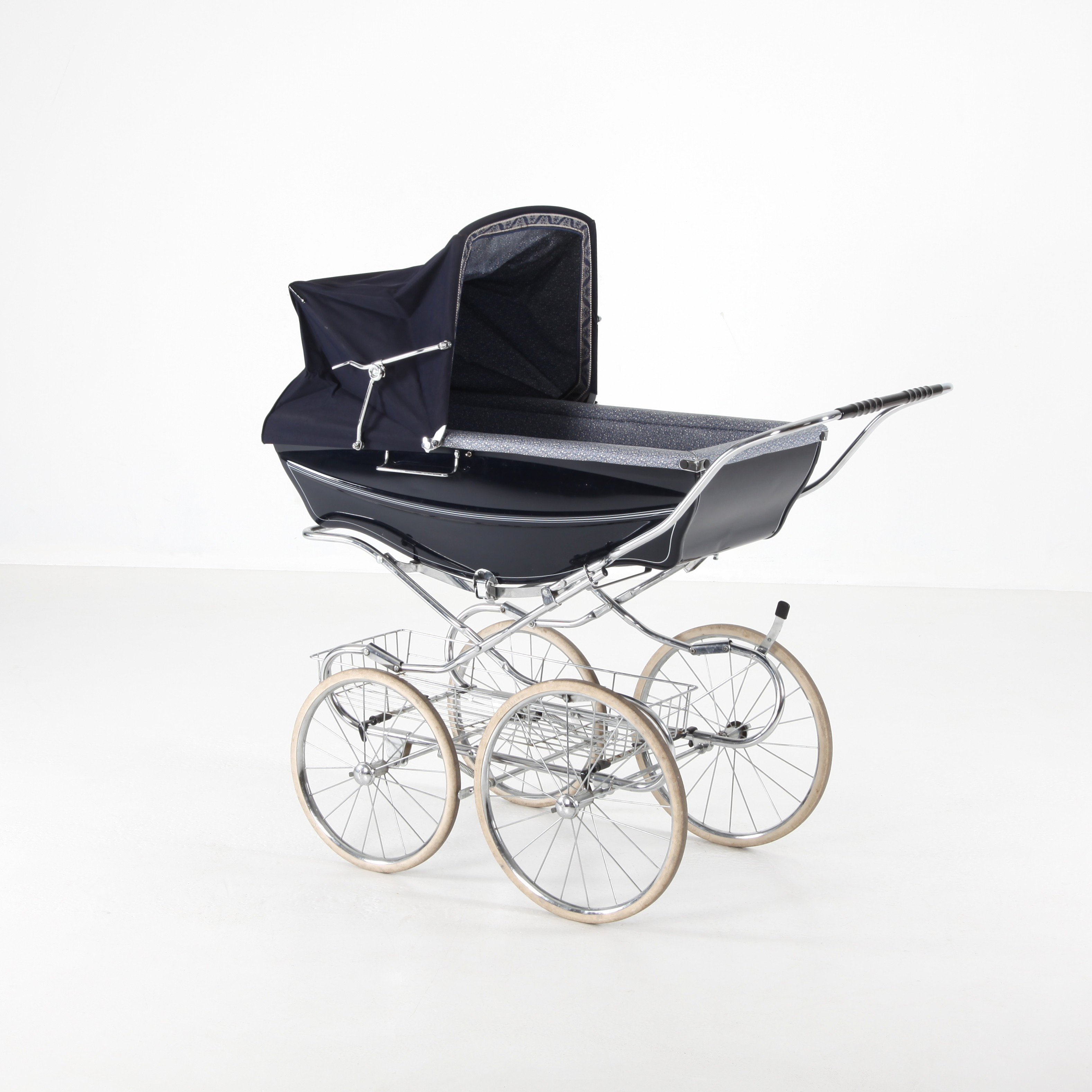 BARNVAGN, liggvagn Silver Cross Kensington, England.