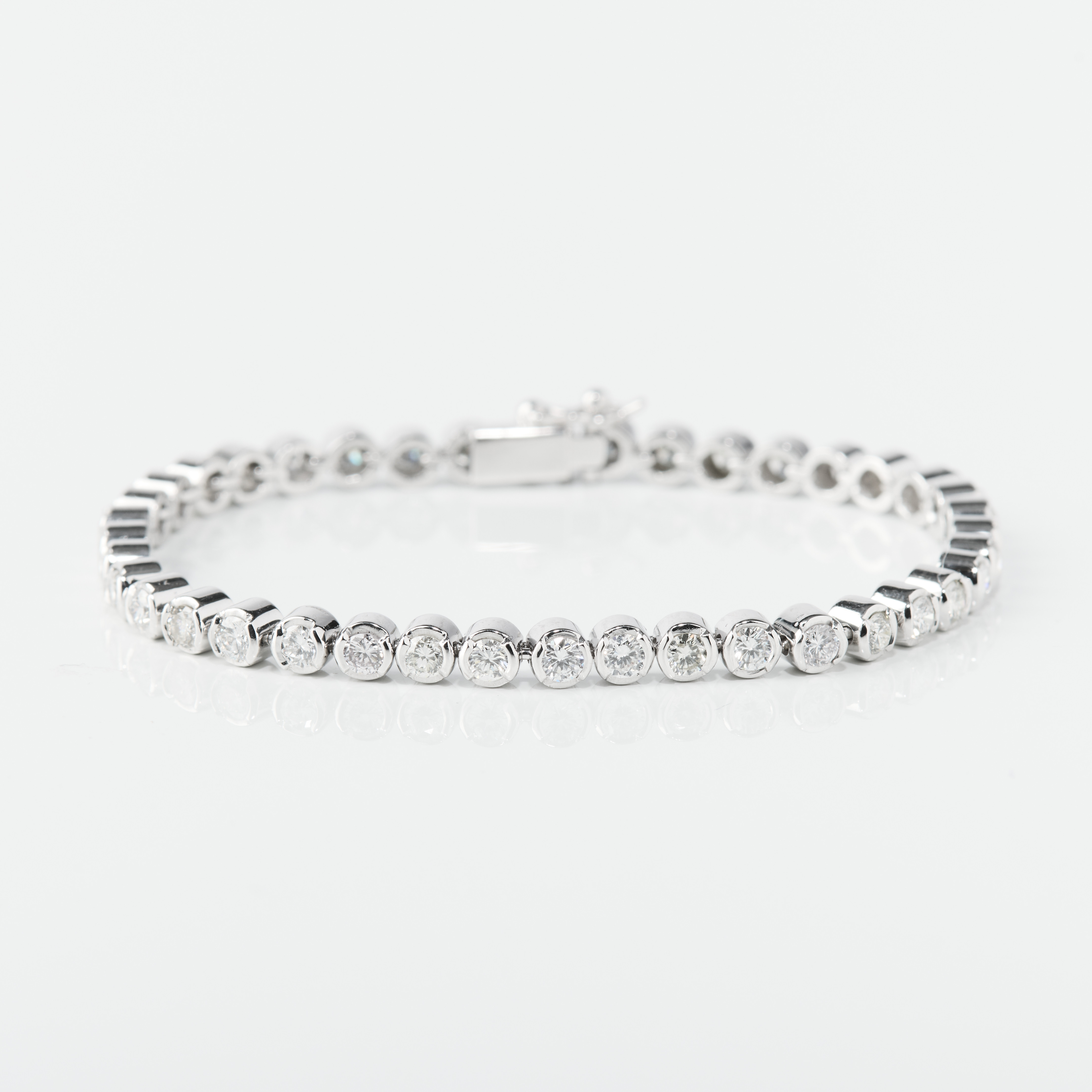 TENNISARMBAND, 18K vitguld med diamanter.