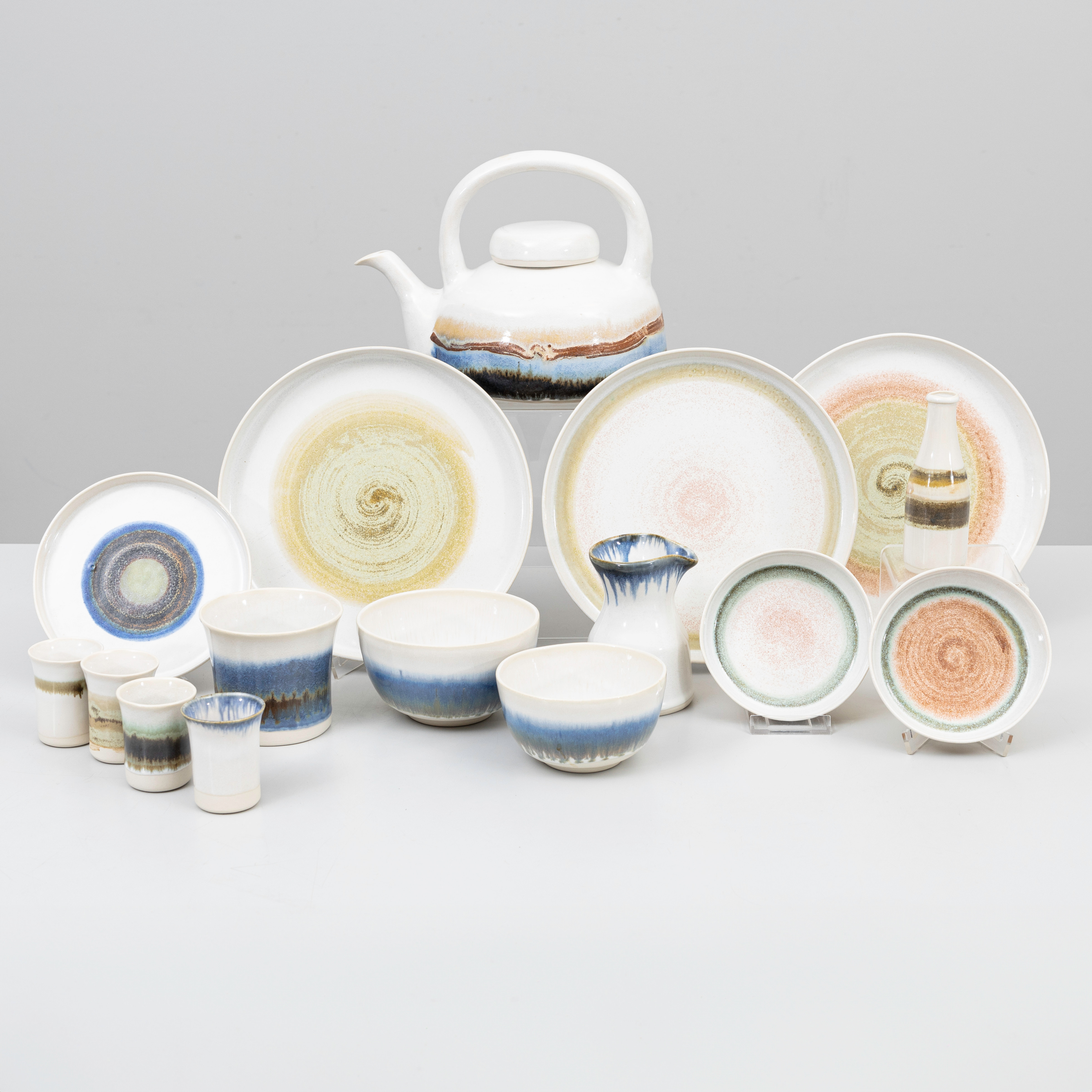 BIRGITTA WATZ (1937-). Servisdelar, 29 delar, glaserad keramik.