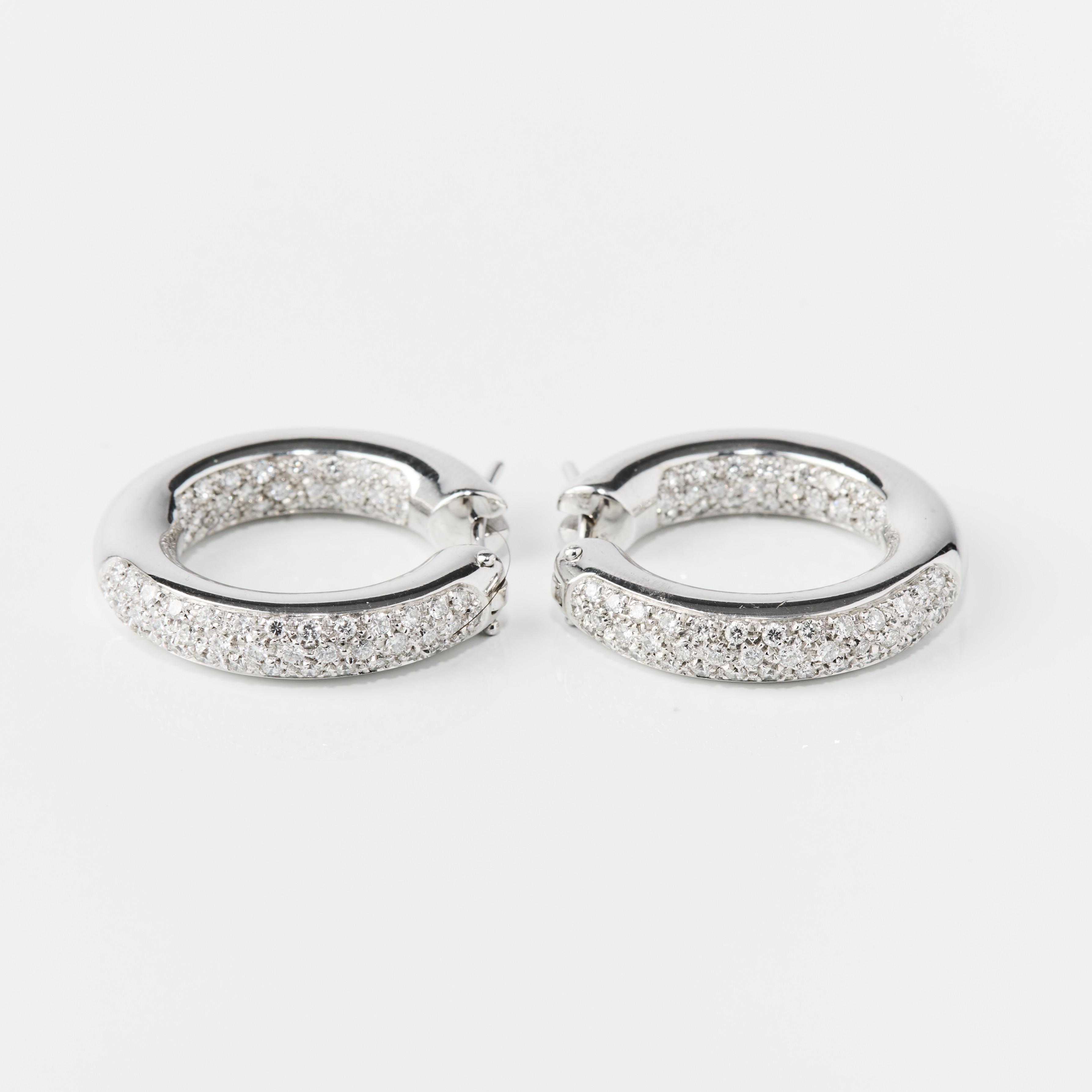 CREOLER, ett par, 18K vitguld med diamanter.