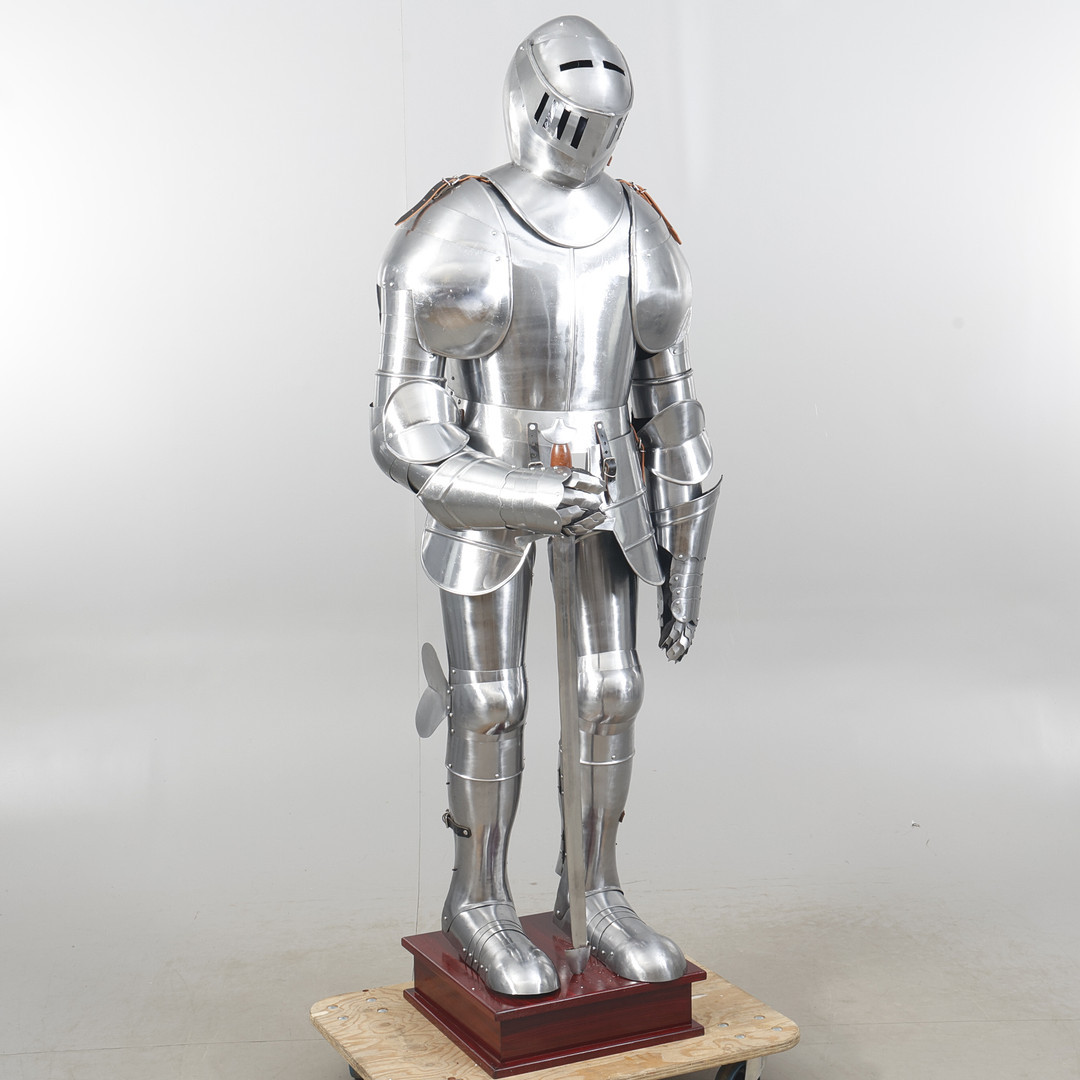 RUSTNING. Europeisk medeltida stil, metall, samtida replika.