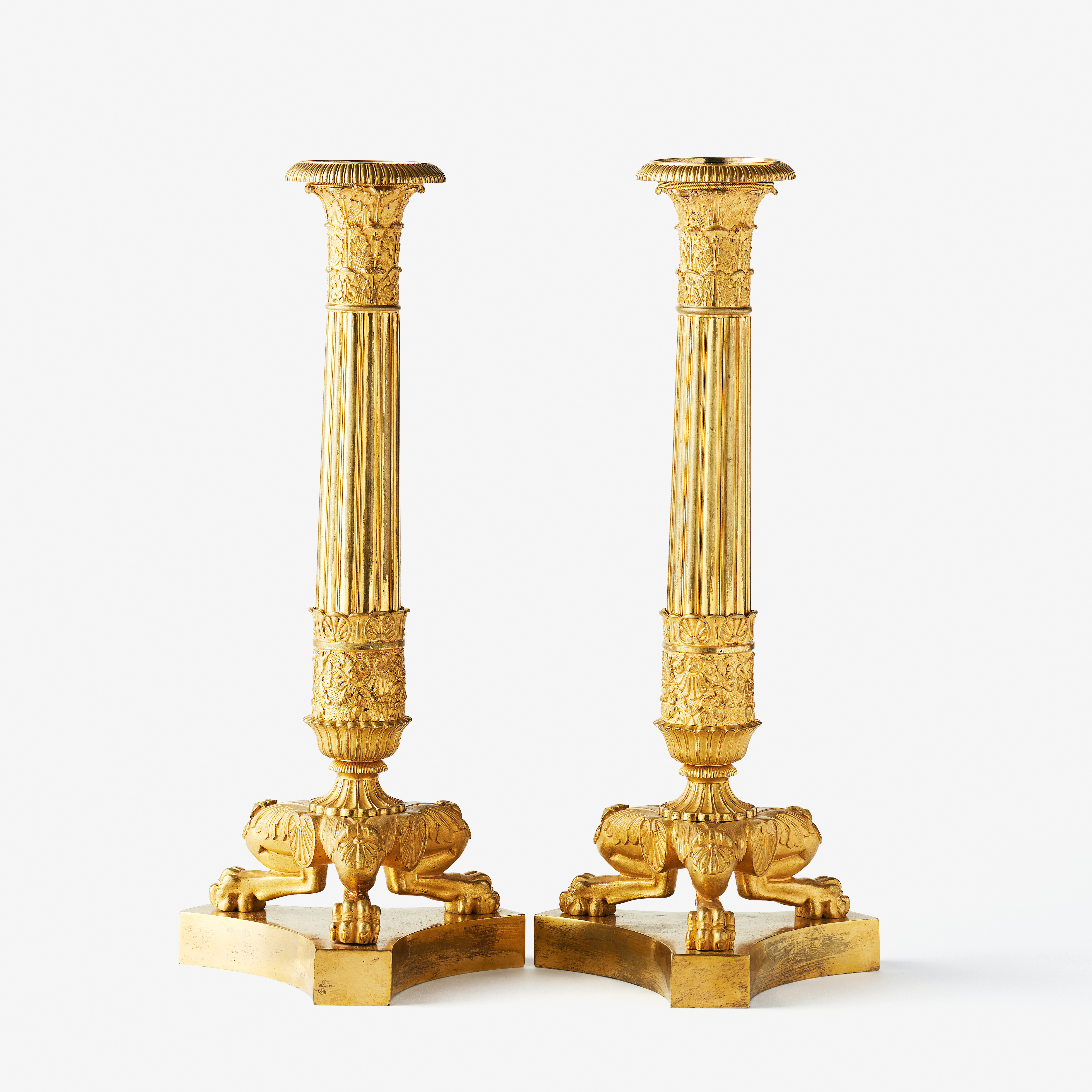 LJUSSTAKAR, ett par, Restauration, sannolikt parisarbeten 1800-talets första hälft, matterad och polerad brännförgylld brons.