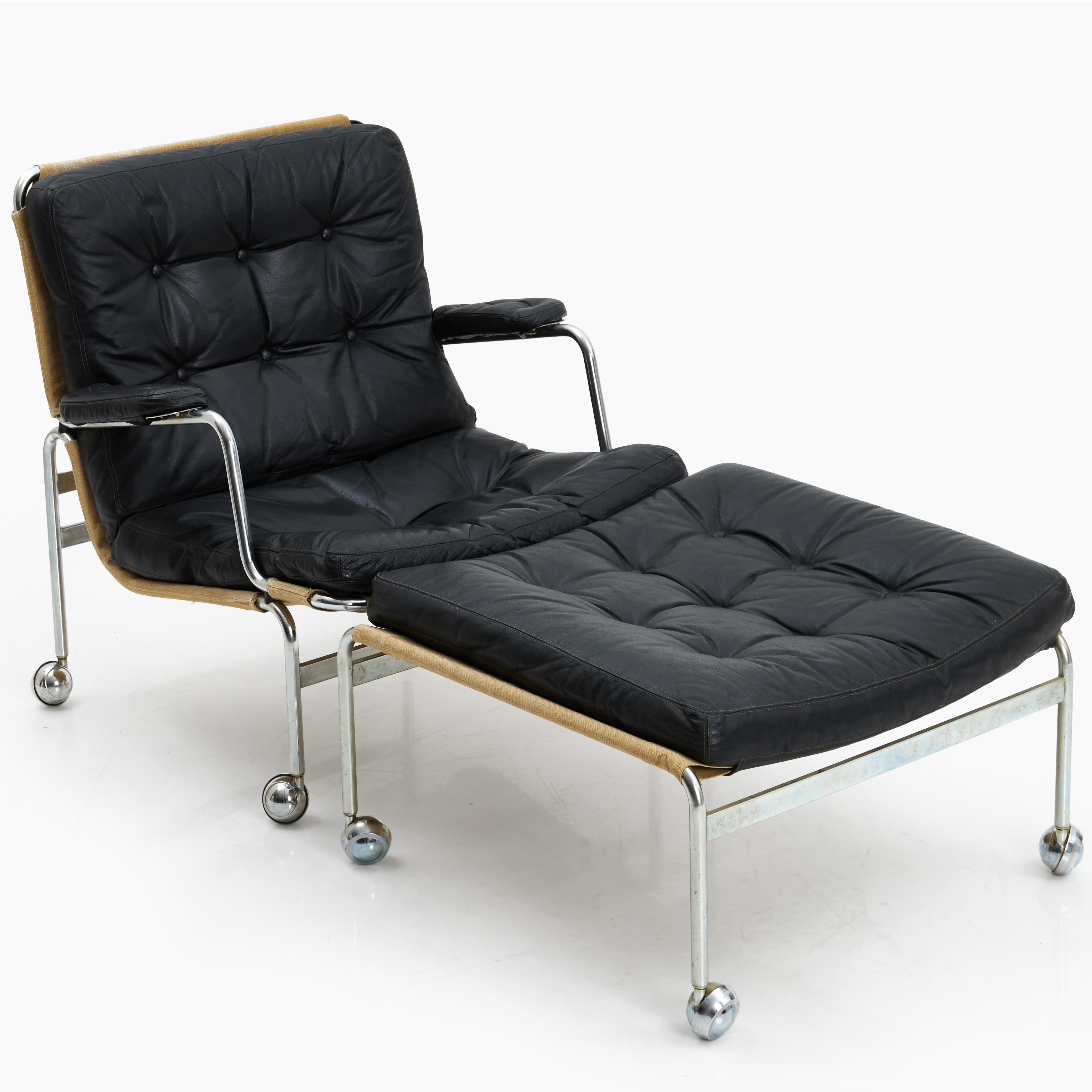 BRUNO MATHSSON. 1970-tal, "Karin", Fåtölj med fotpall. Dux. Klädd i svart läder.