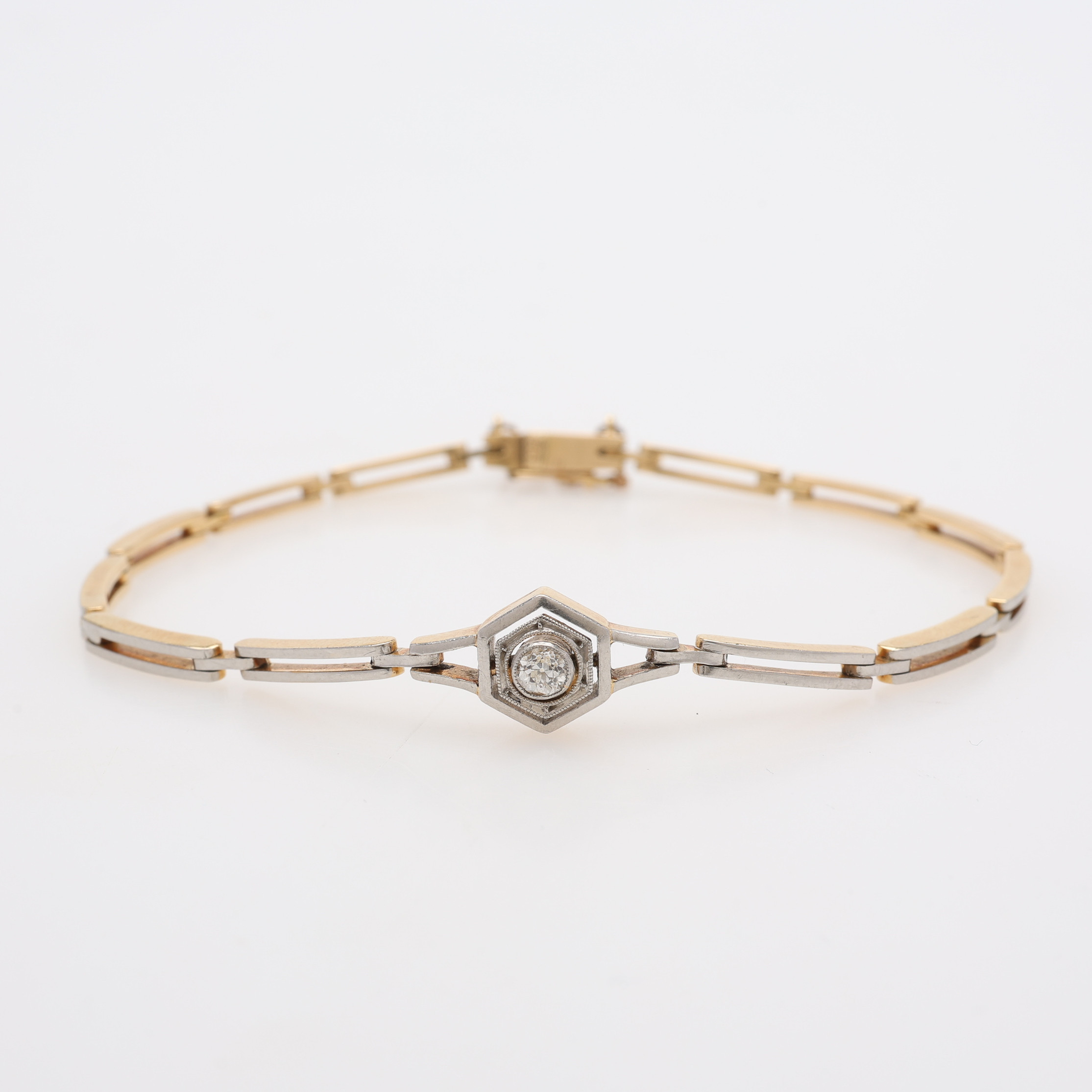 ARMBAND, 18K GULD, MED GAMMALSLIPAD DIAMANT OM CA .065 CT, VIKT 10 GRAM.
