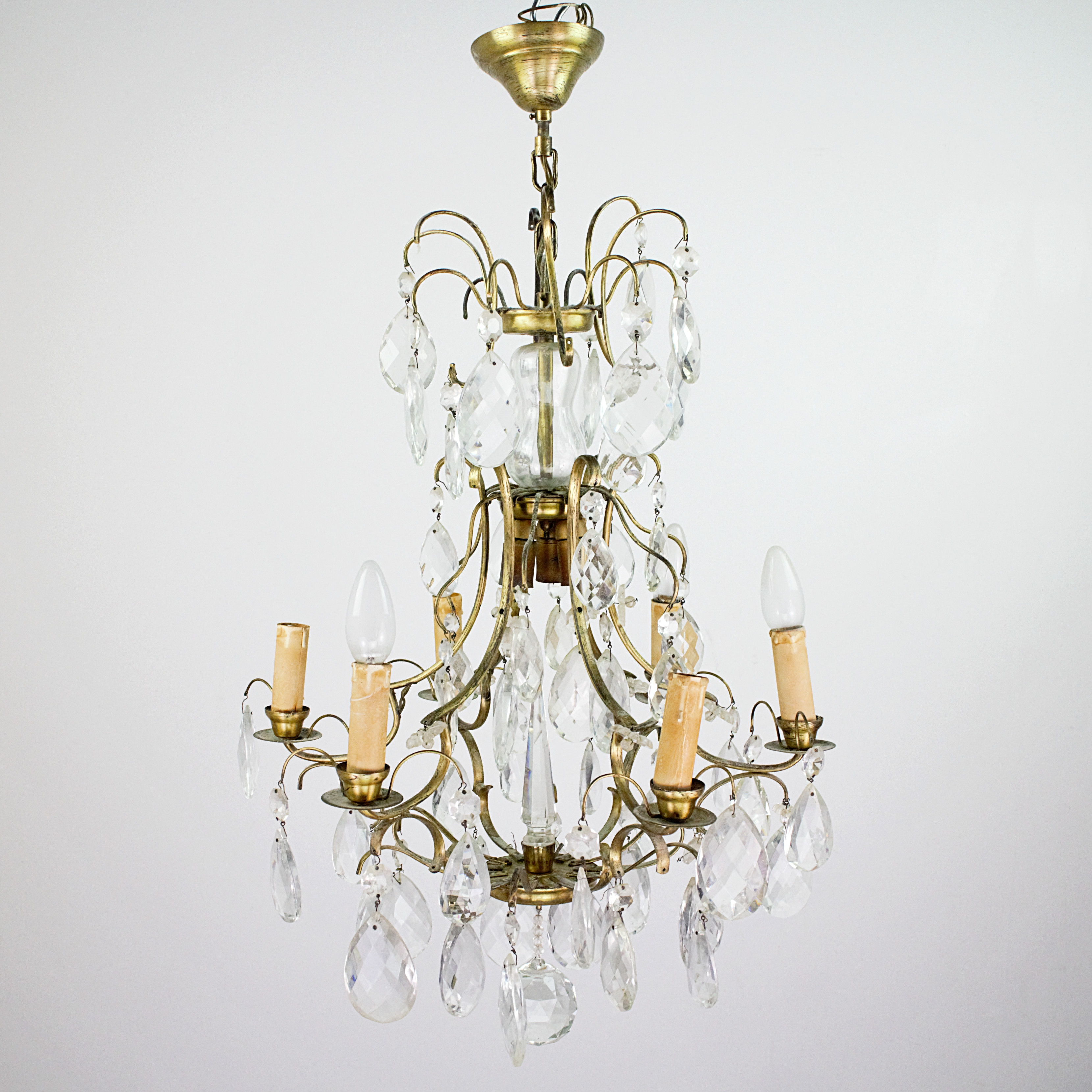 LJUSKRONA, gulmetall, prismor av kristall, 1900-tal.