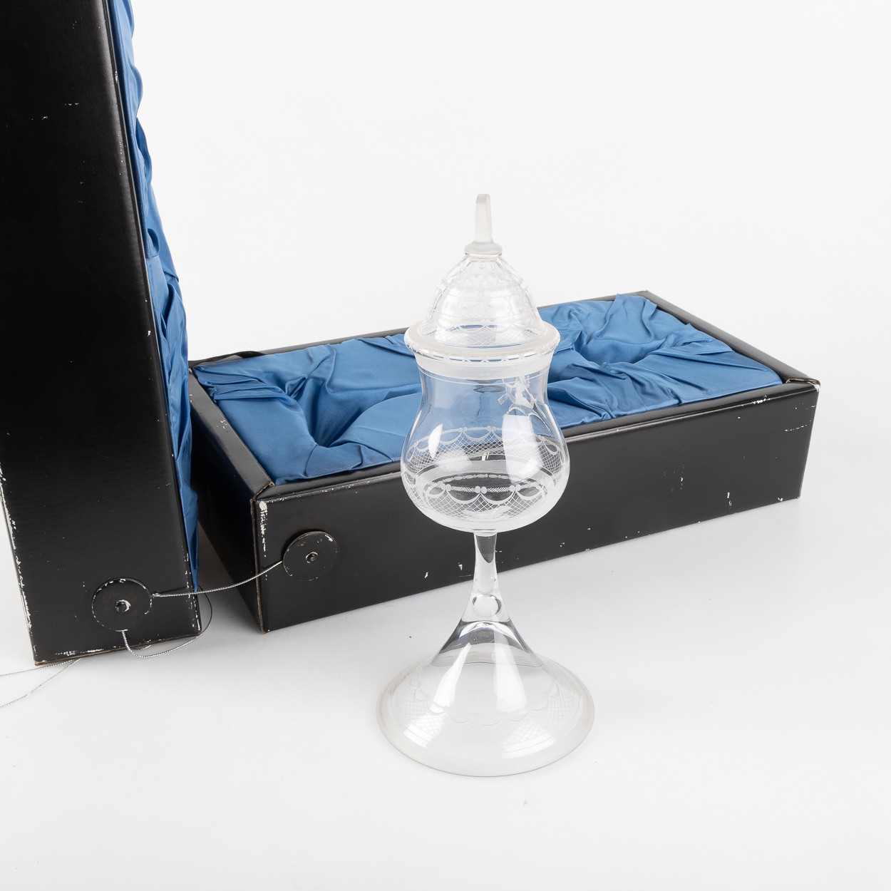 SIMON GATE. Lockpokal "Aurora", glas med slipad och graverad dekor, Orrefors, 35/500, i originallåda.