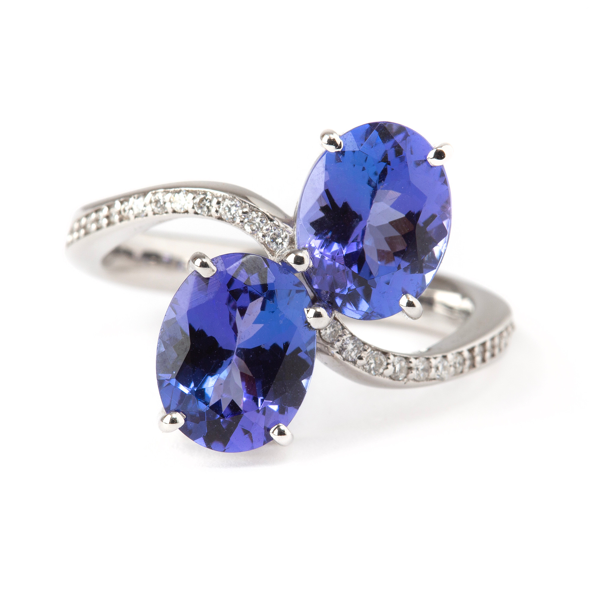 RING, 18K vitguld med briljantslipade diamanter totalt ca 0.60 ct samt fasettslipade tanzaniter, totalt ca 3.65 ct.