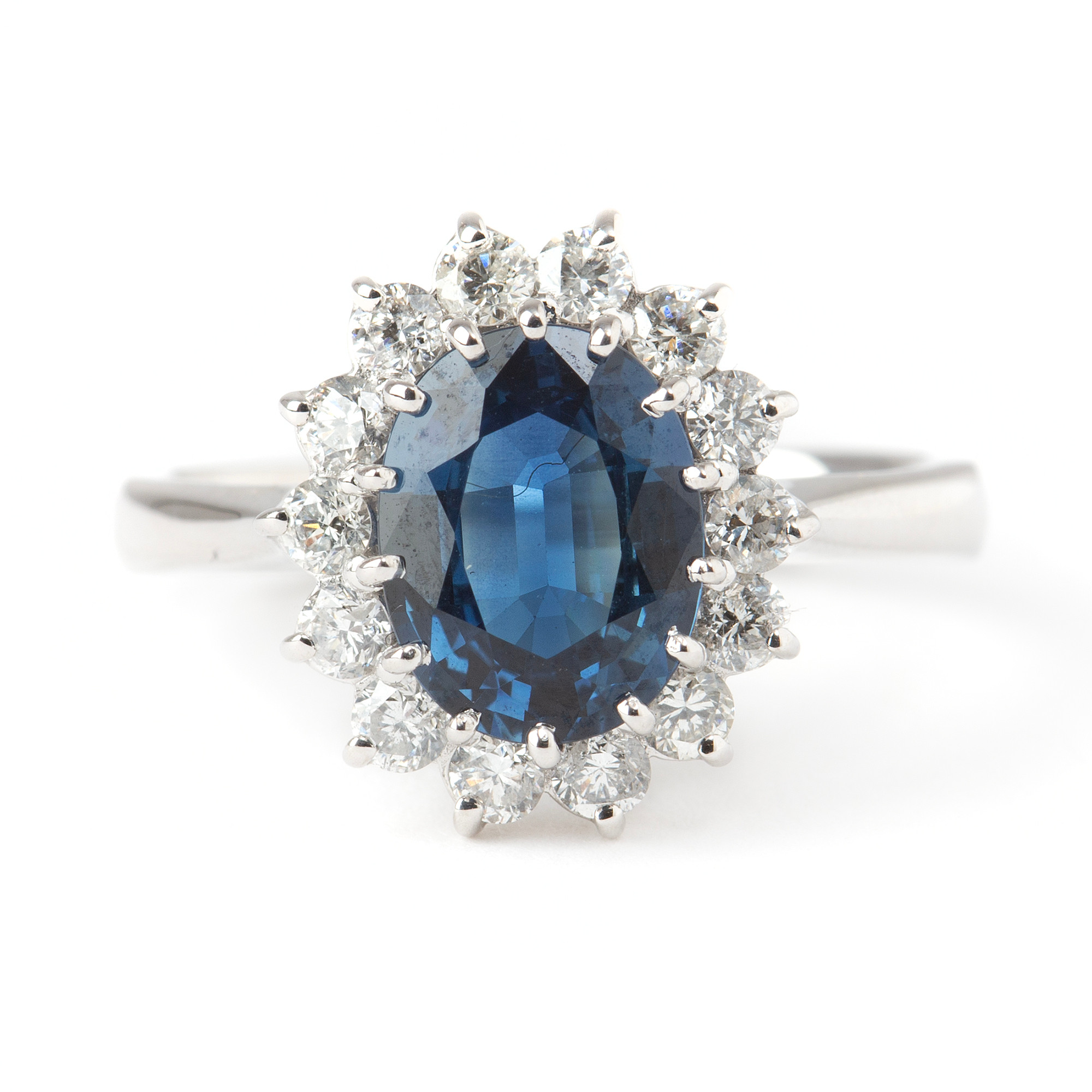 RING, 18K vitguld med briljantslipade diamanter, totalt 0.58 ct samt fasettslipad safir 2.07 ct.