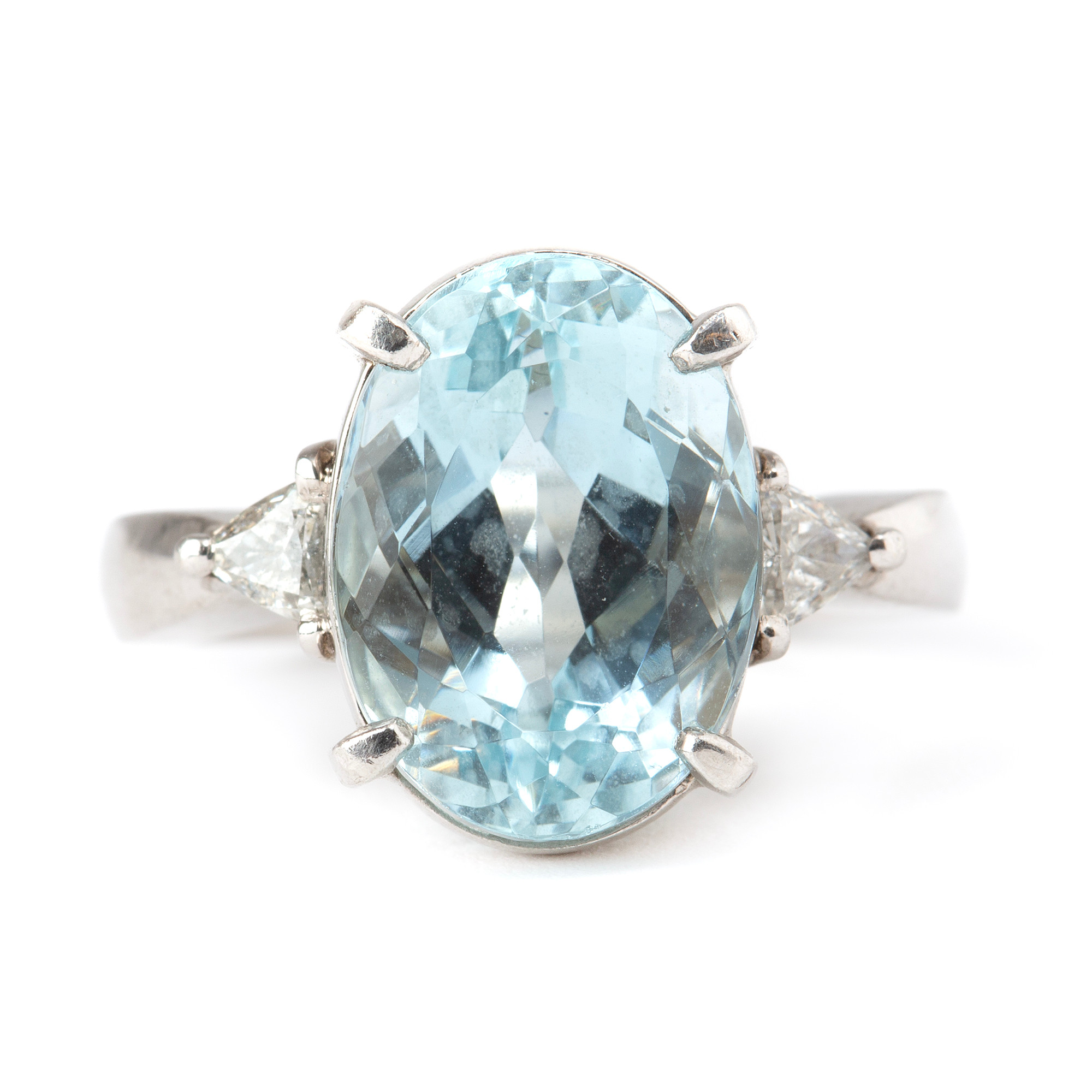 RING, platina med fasettslipade diamanter totalt 0.34 samt fasettslipad akvamarin 10.05 ct.