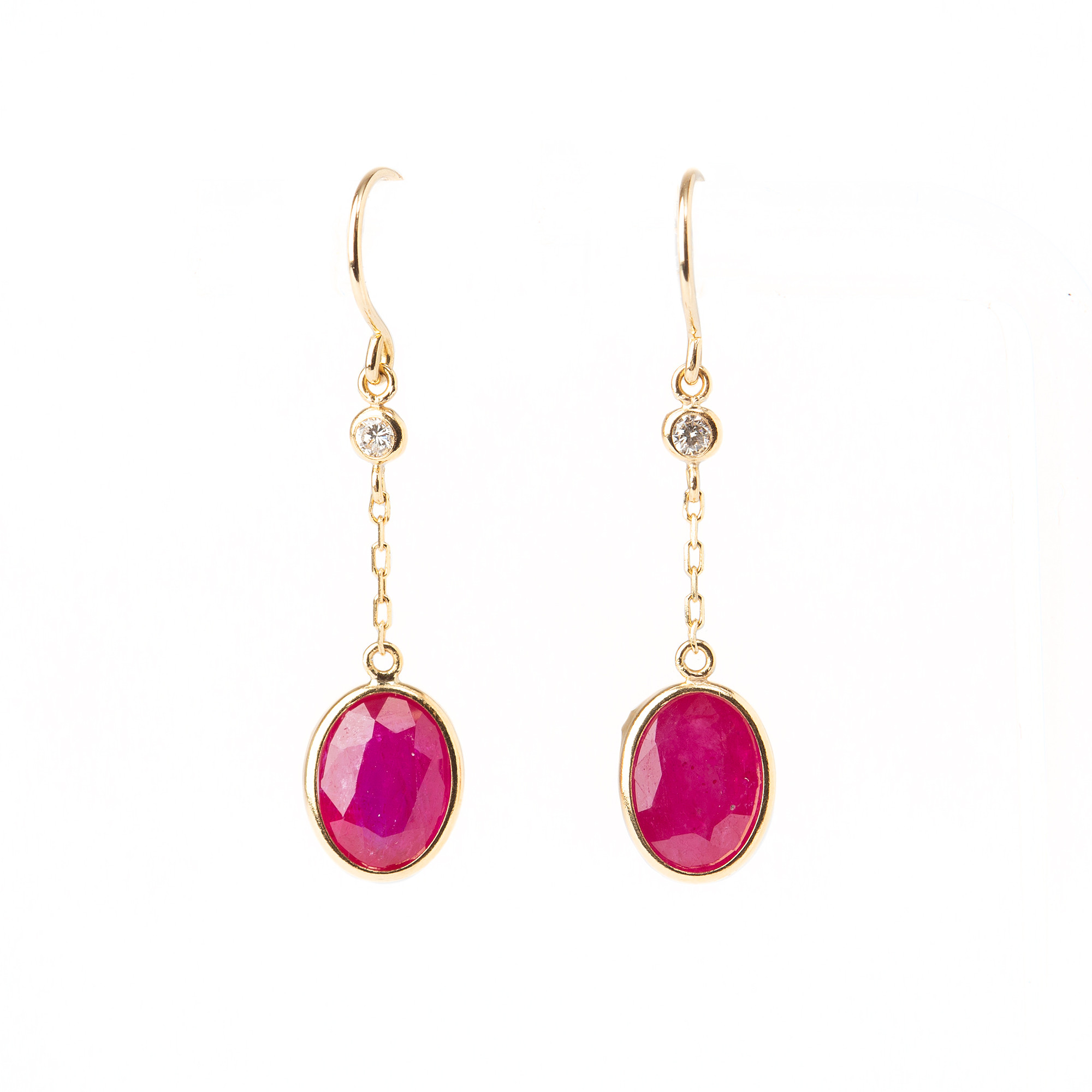 ÖRHÄNGEN, 18K guld med briljantslipade diamanter, totalt ca 0.05 ct samt fasettslipade rubiner, totalt ca 3.25 ct.