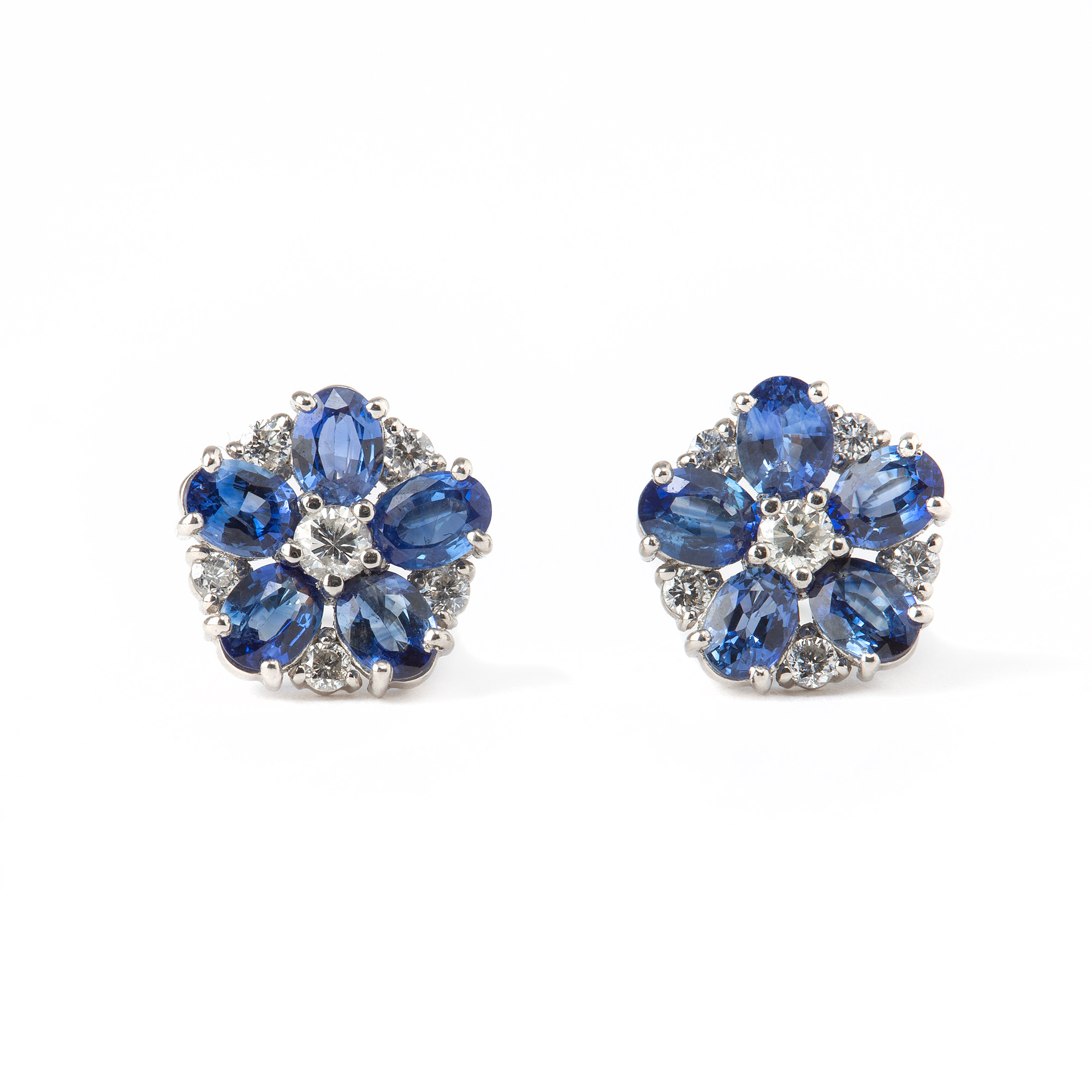 ÖRHÄNGEN, platina med briljantslipade diamanter totalt 0.30 ct samt fasettslipade safirer, totalt 1.96 ct.