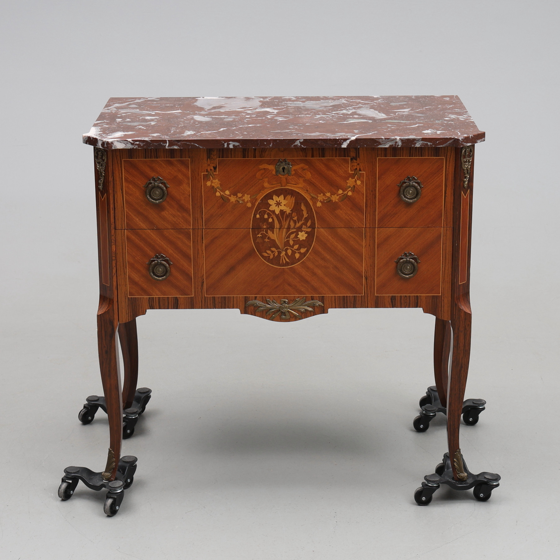 BYRÅ med stenskiva, intarsia gustaviansk stil, 1900-tal.