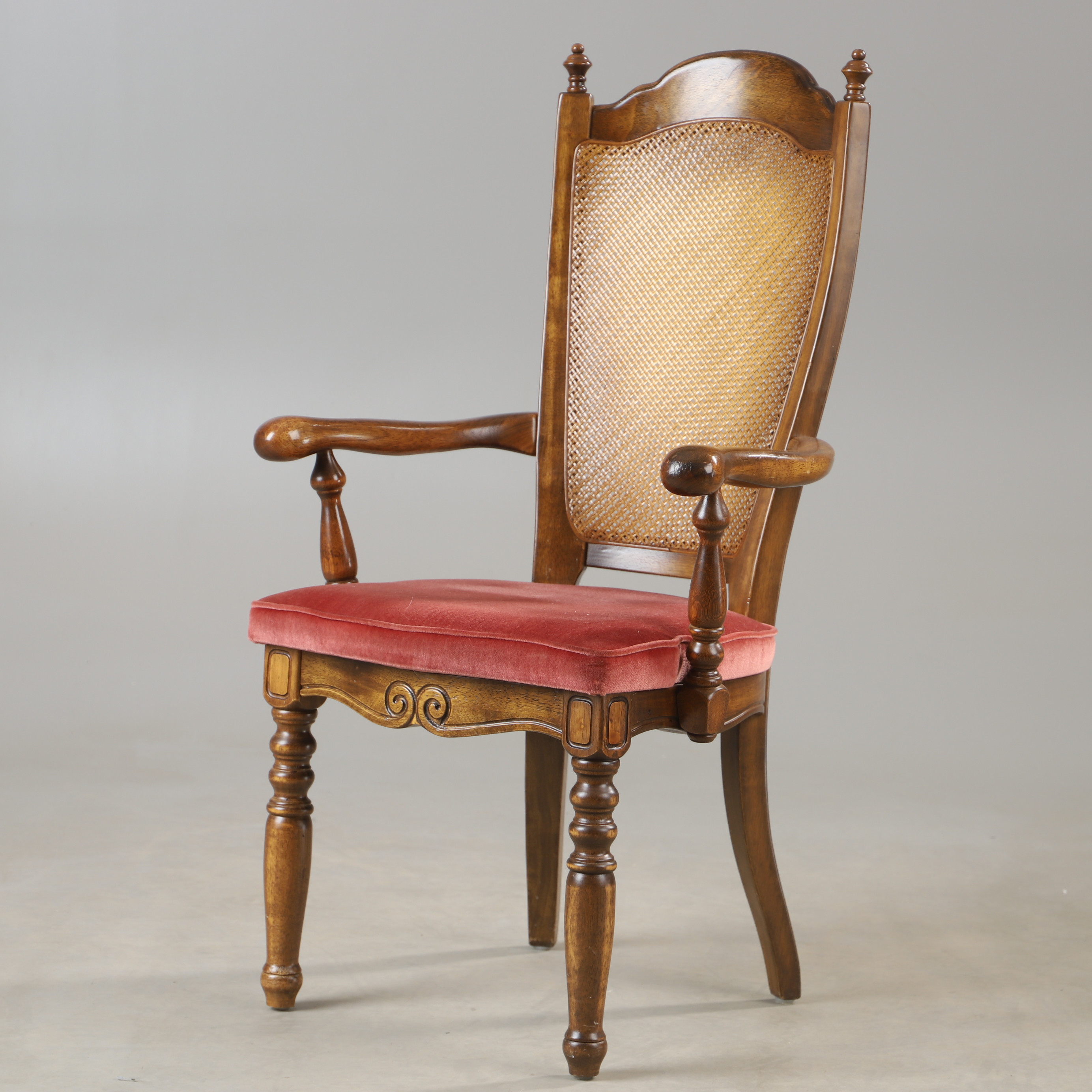 KARMSTOL, mahogny med rotting, 1900-talets andra hälft.