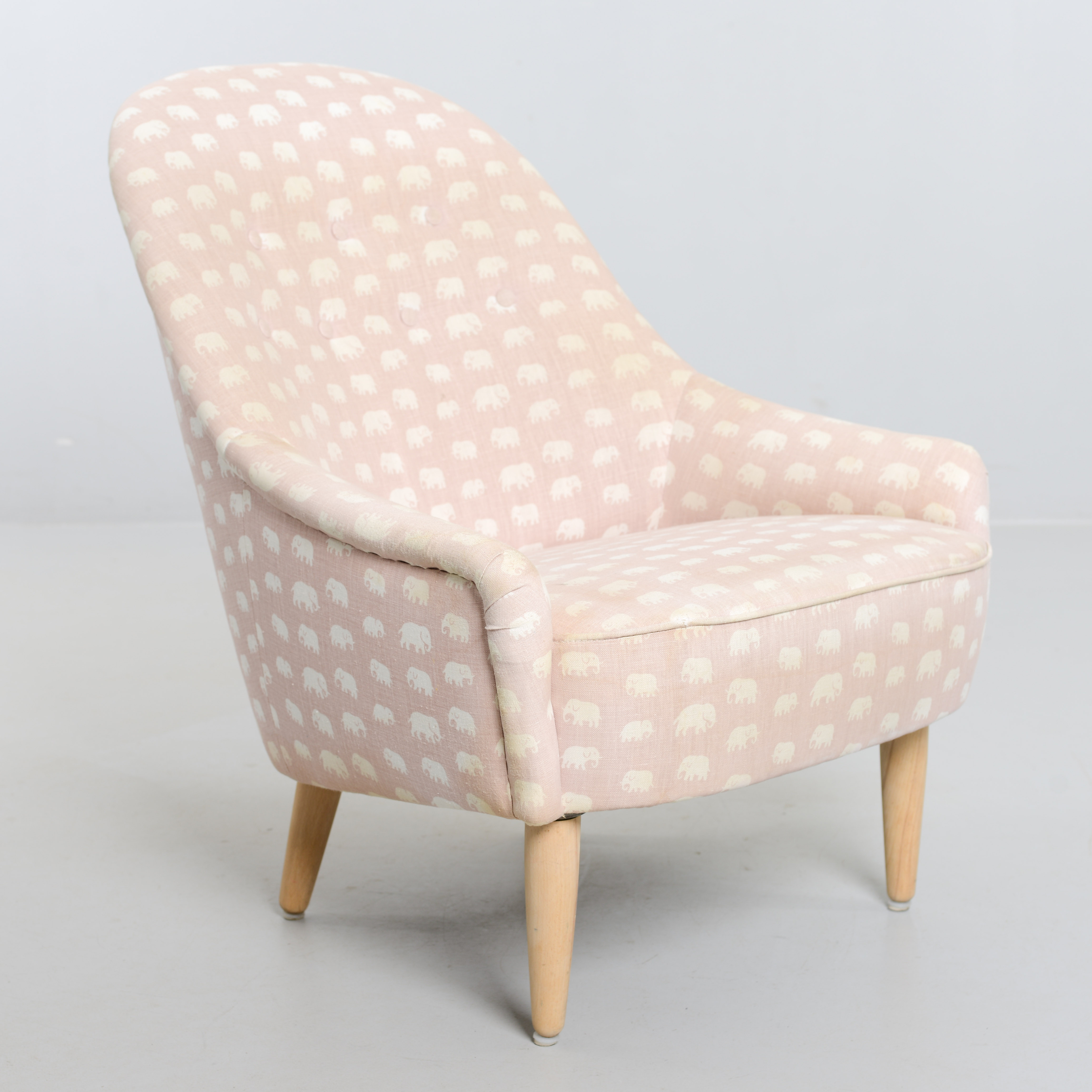 CARL MALMSTEN. Fåtölj, textil "Elefant", av Estrid Ericsson för Svenskt Tenn.