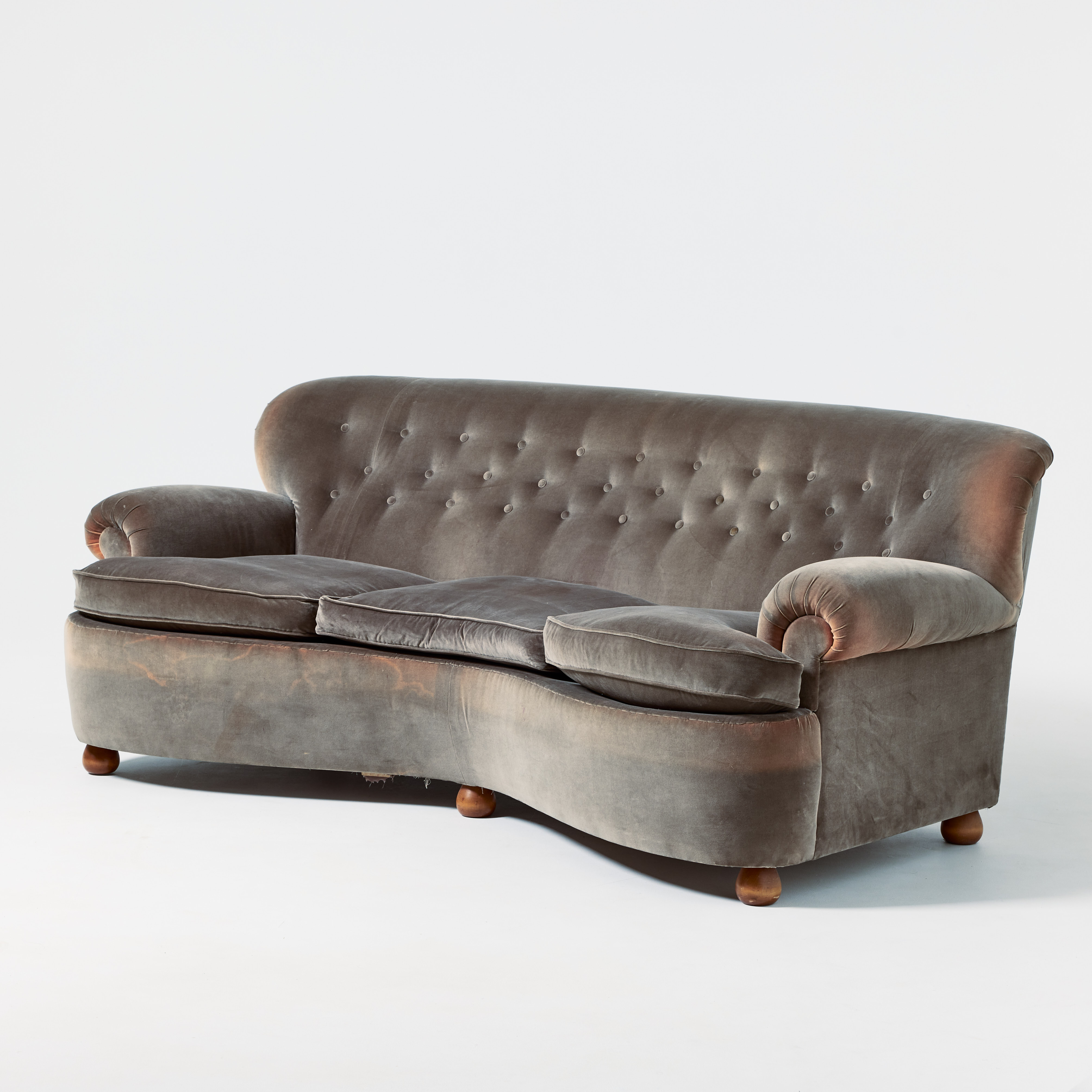 JOSEF FRANK. "Banansoffan", Firma Svenskt Tenn, modellnummer 968, klädd i mullvadsfärgad plysch.