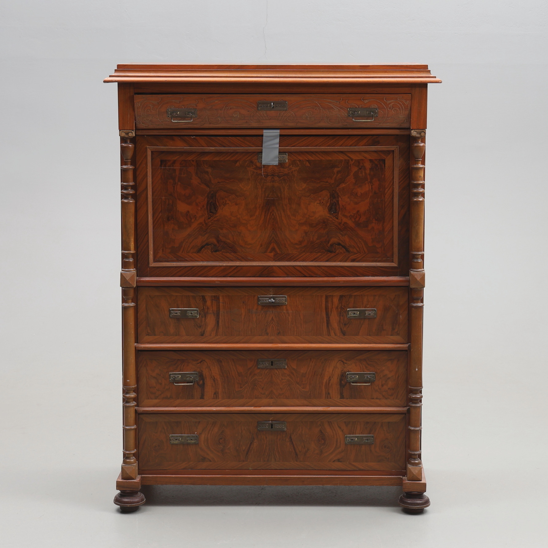 CHIFFONJÉ. Delvis rotfaér, 18/1900-tal.