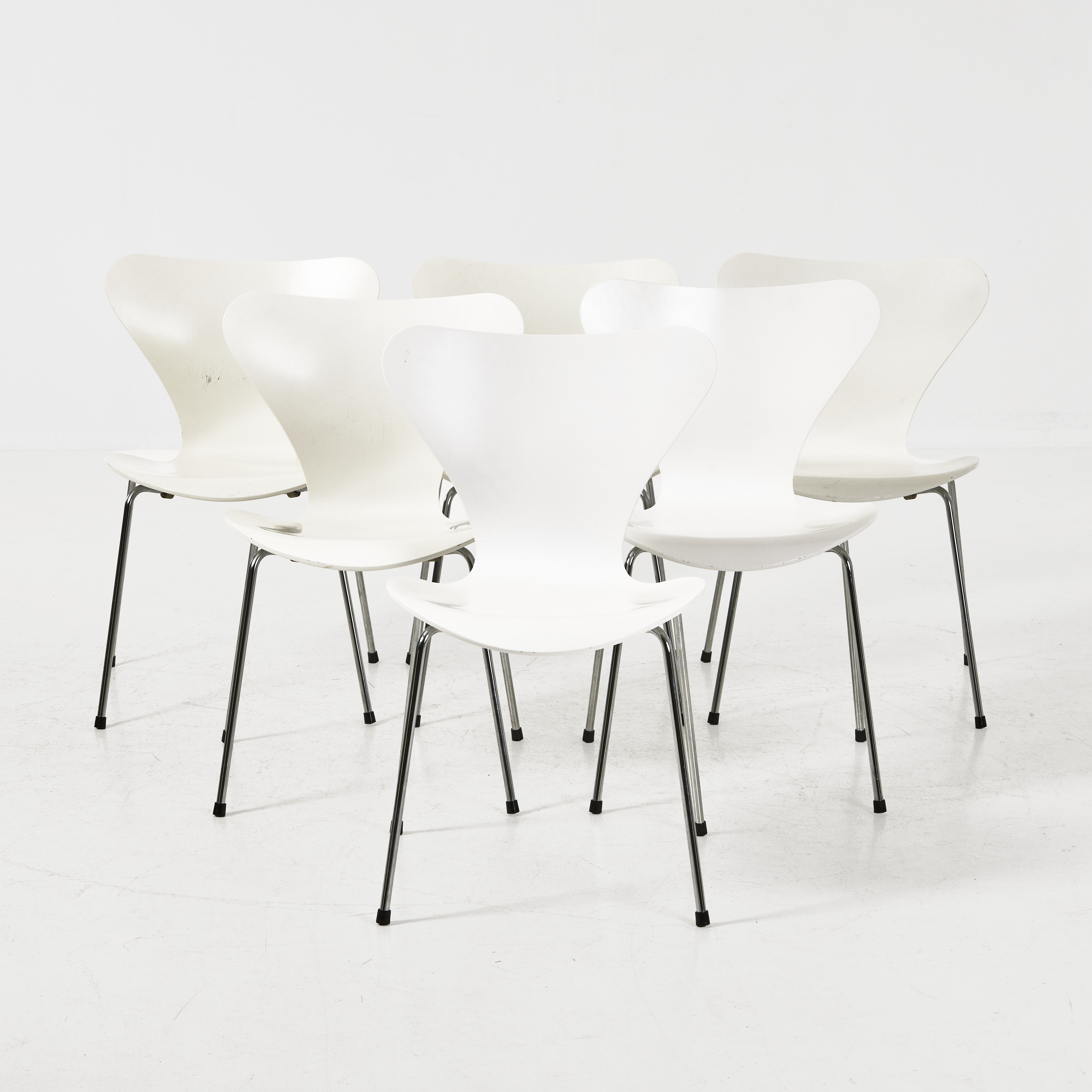 ARNE JACOBSEN. "Sjuan", stolar, 4+2 st., Fritz Hansen, Danmark, 1988 samt 2004.