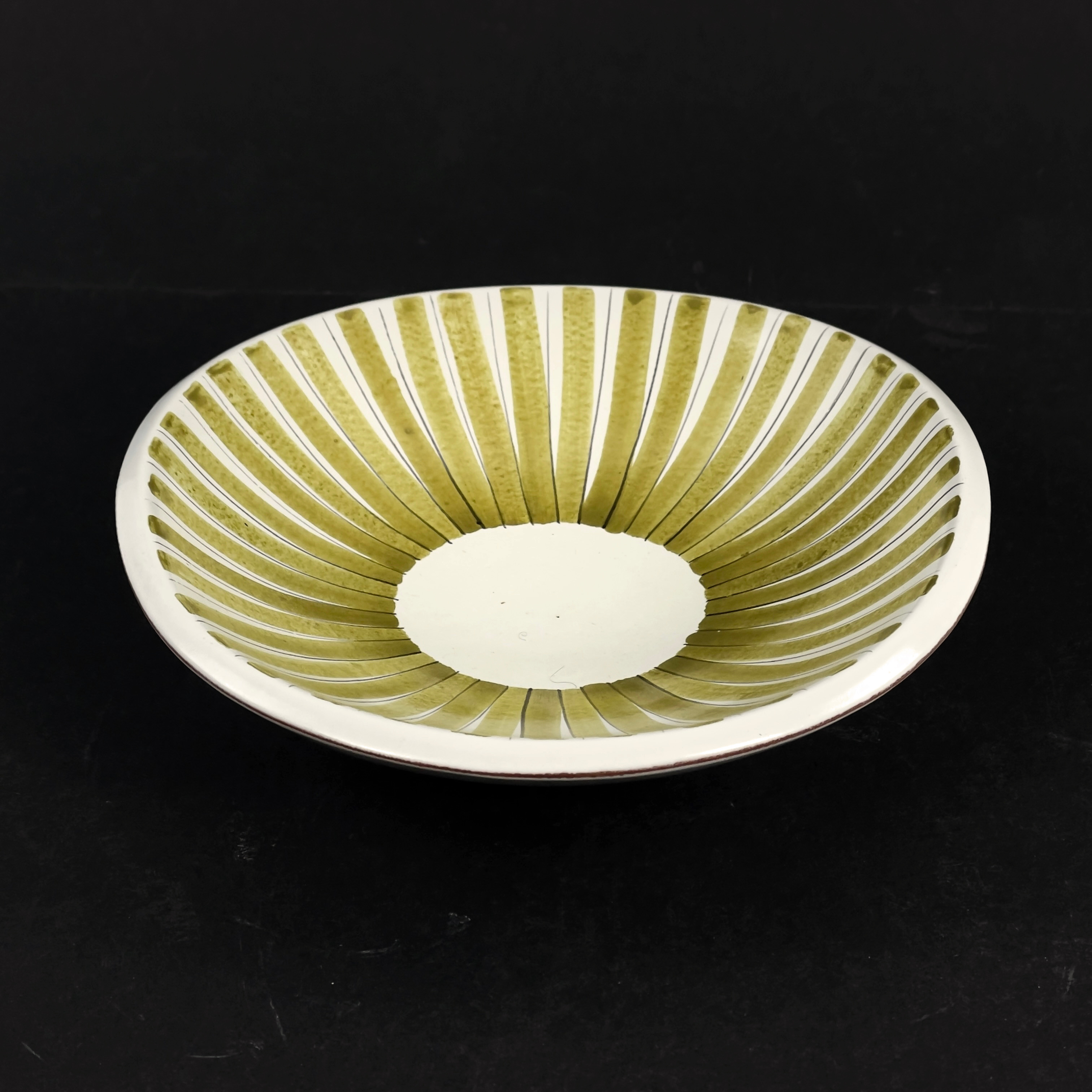 STIG LINDBERG. Skål, fajans, Gustavsbergs Studio.