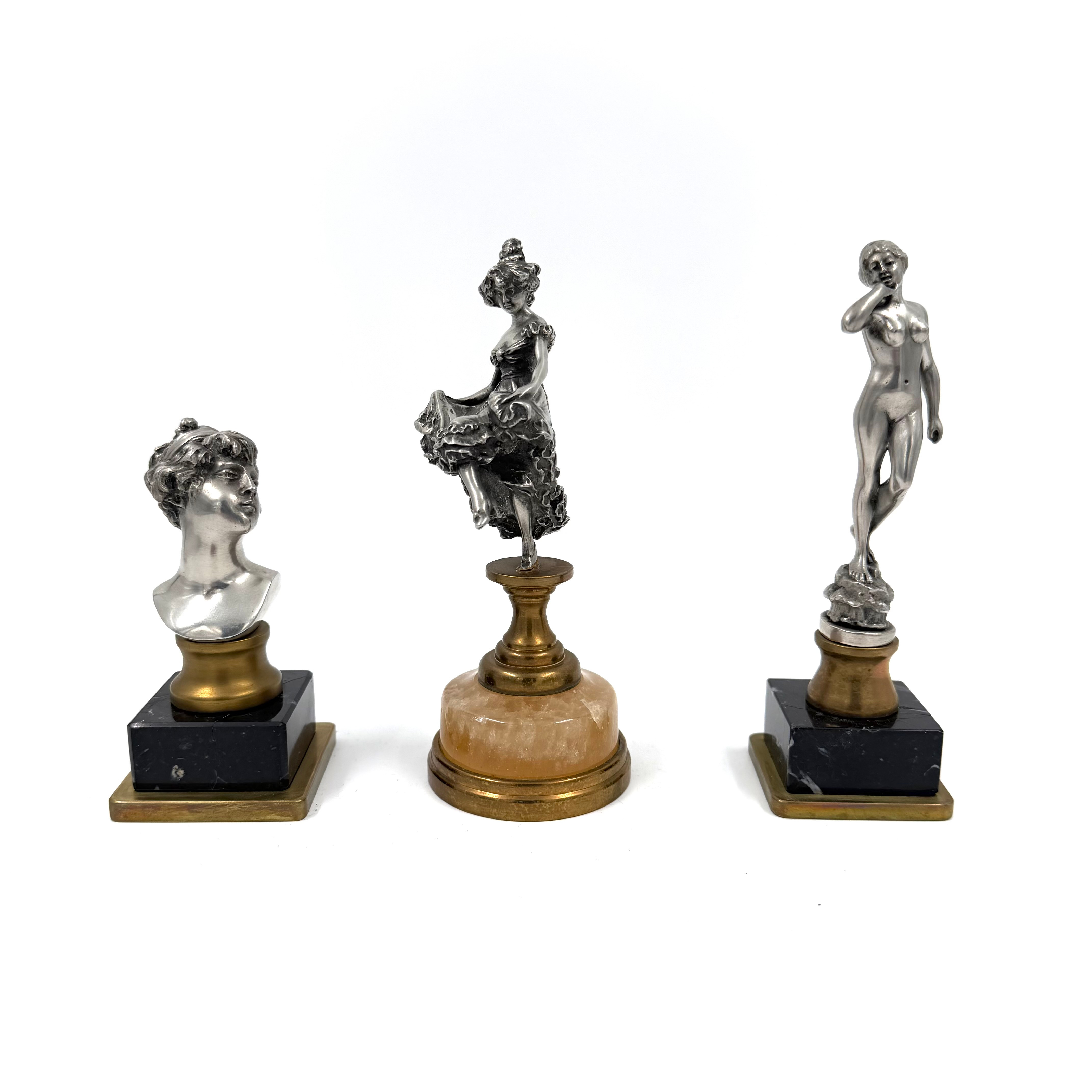 SKULPTURER, 3 st, jugend stil, 1900-tal, metall, socklar av sten och mässing.