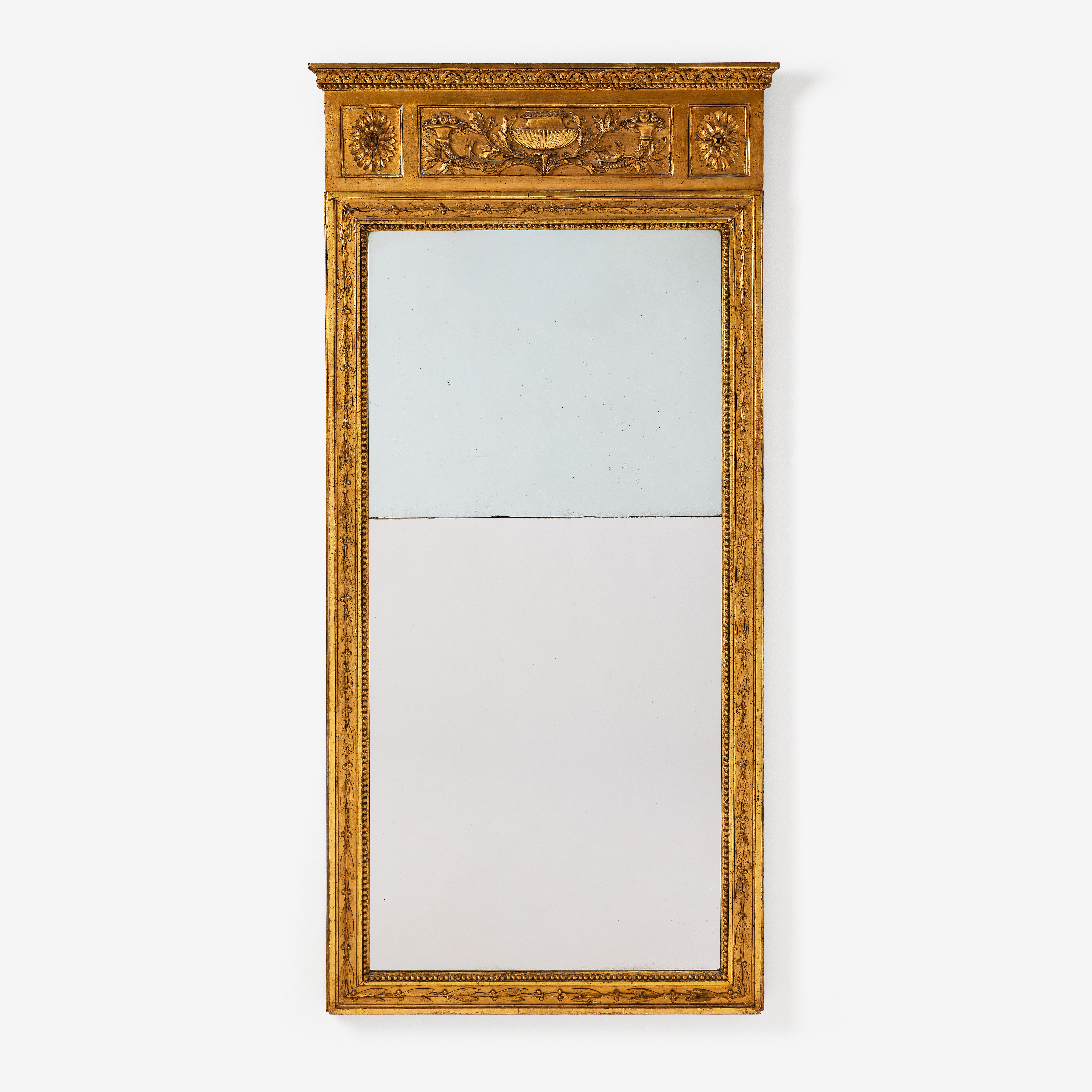 PEHR LJUNG (ornamentbildhuggare i Stockholm 1743-1819, kunglig hovbildhuggare 1788) tillskriven, spegel, sengustavianskt stockholmsarbete, träskuren dekor, förgylld och bronserad.