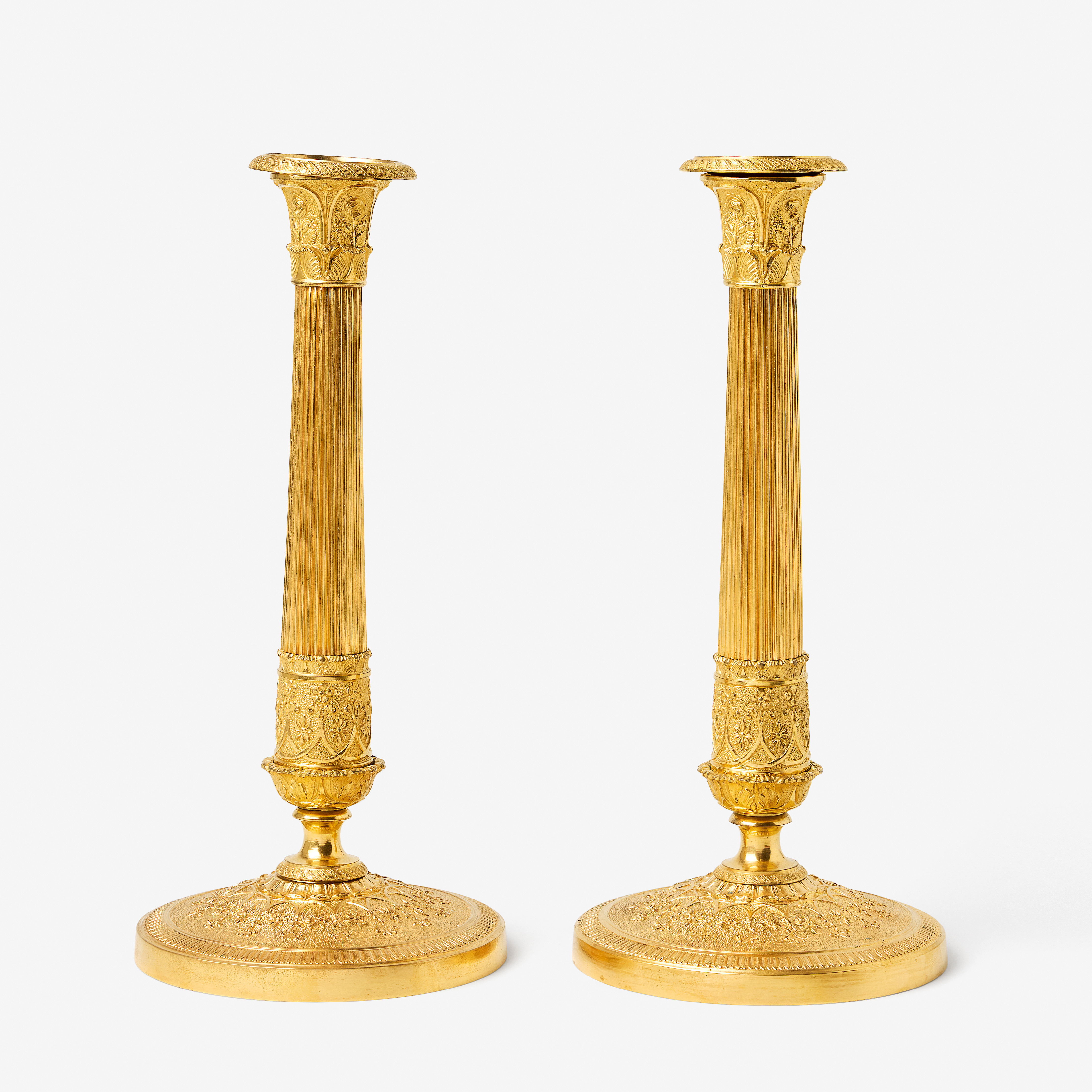 LJUSSTAKAR, ett par, parisarbeten i Restauration, 1800-talets första kvartal, brännförgylld brons.