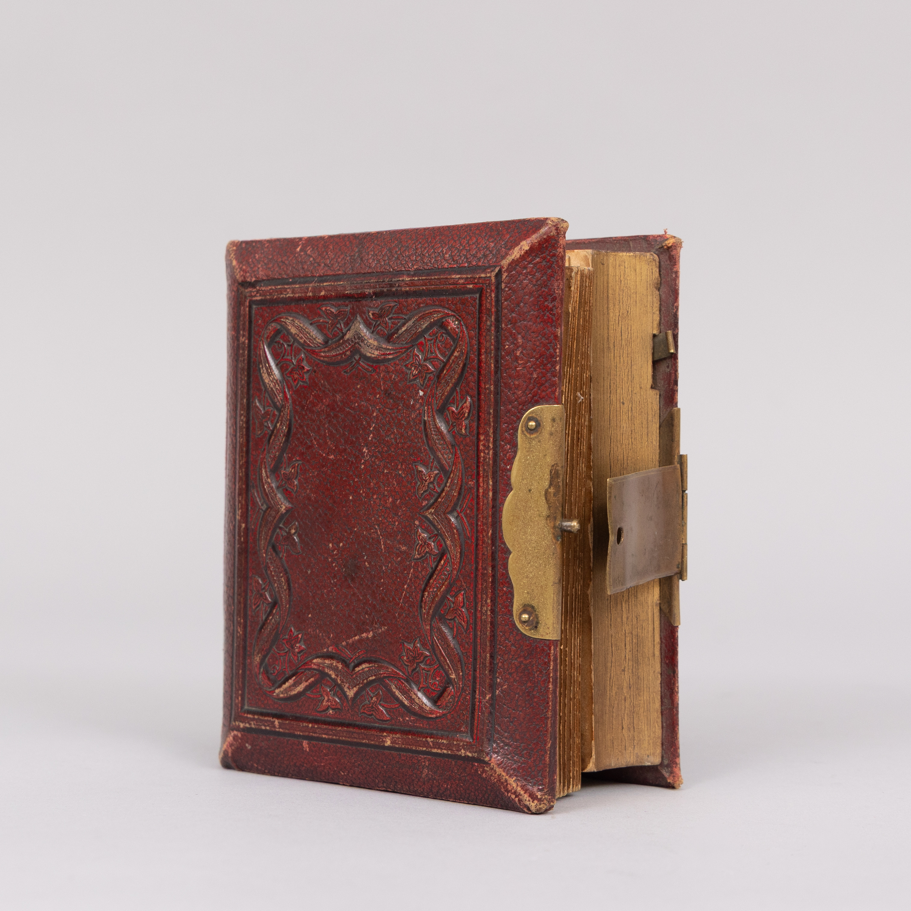 FOTOALBUM MED SPELDOSA, läder, 1800/1900-tal.