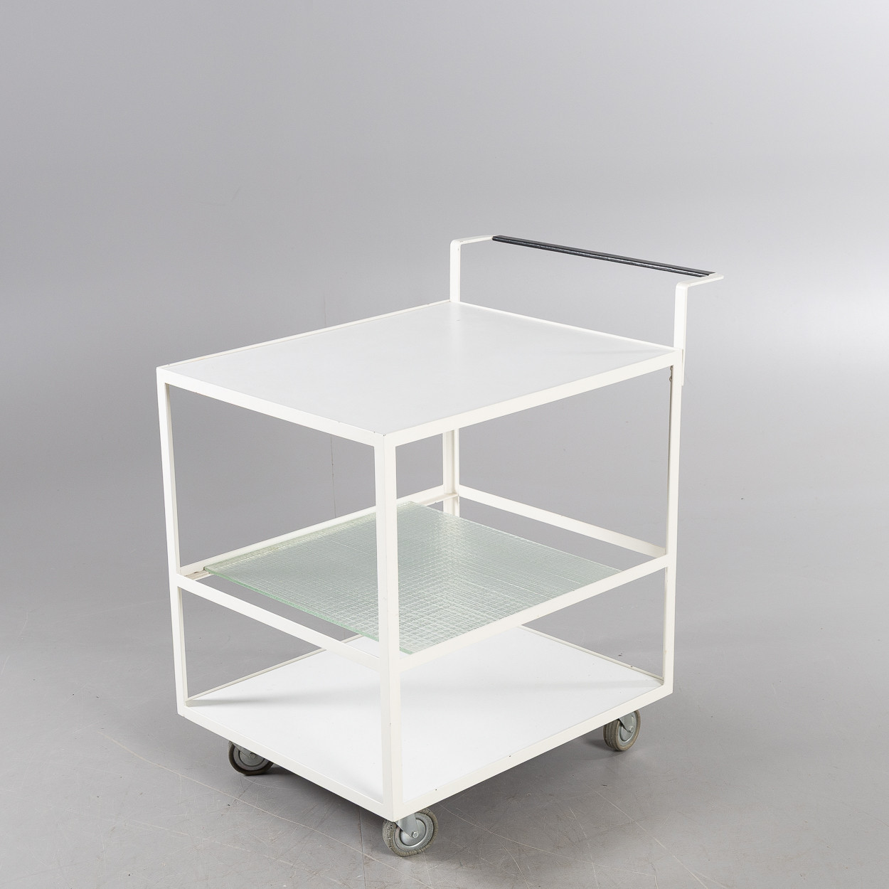 SERVERINGSVAGN, vitlackerad metall samt glas, 1900-talets andra hälft.