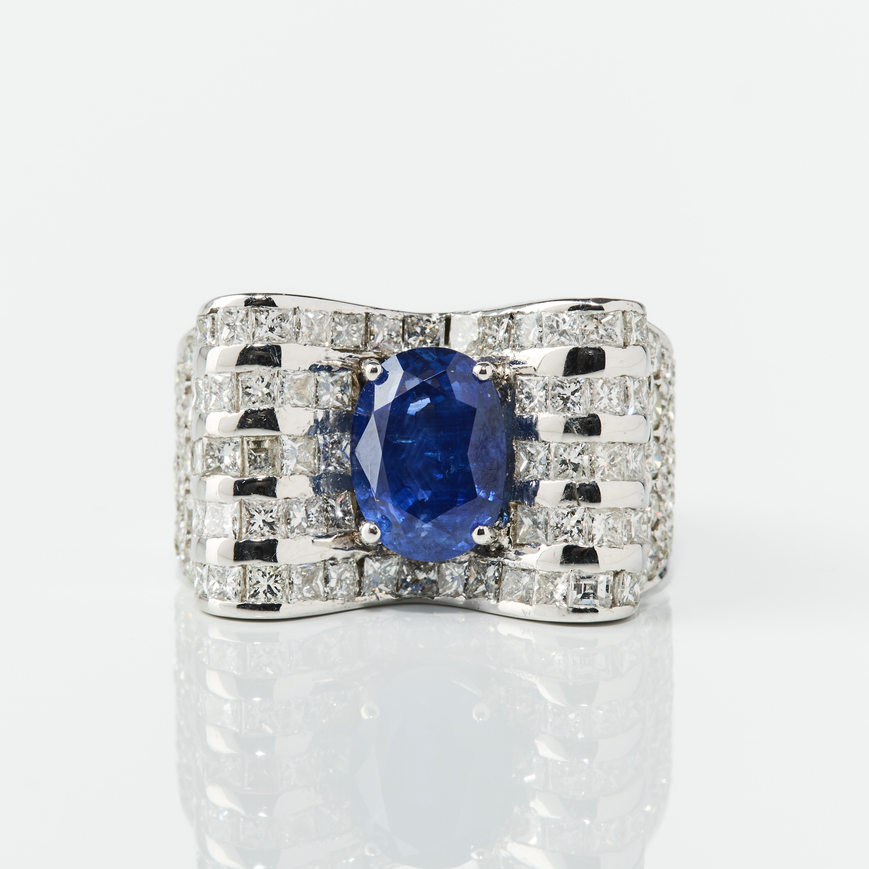 RING, 18K vitguld med en safir och diamanter.