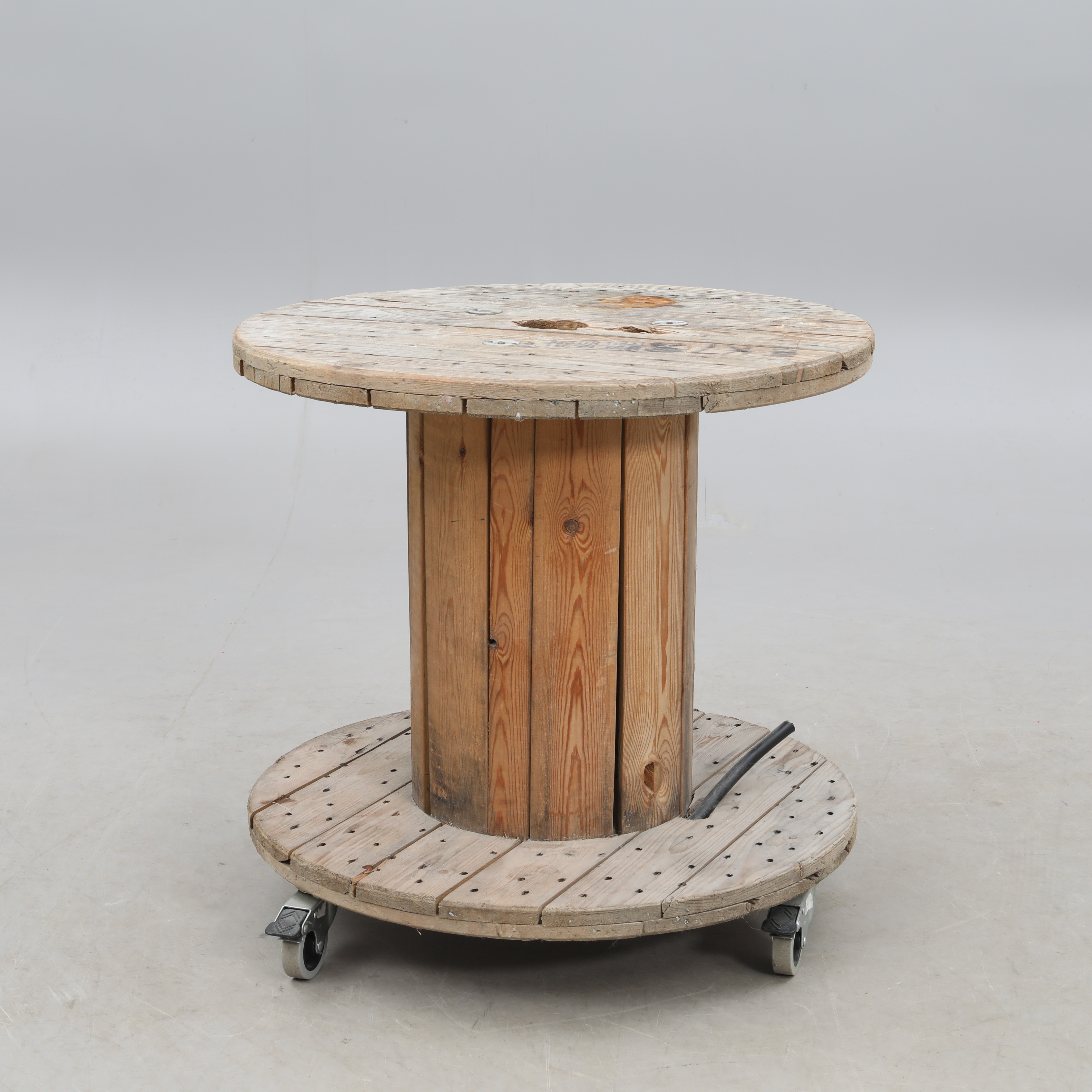 BORD, hemmagjort av kabeltrumma på hjul.