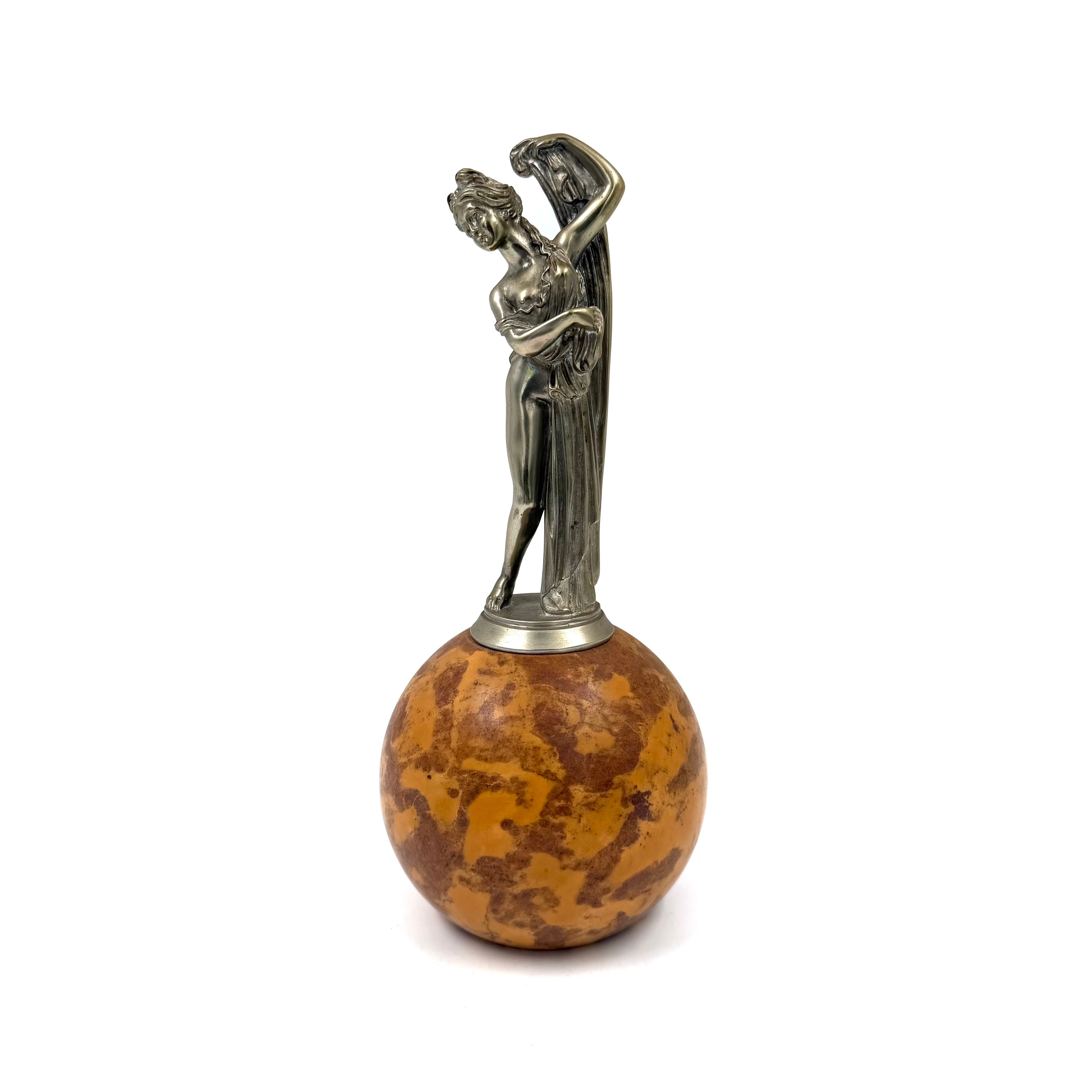 SKULPTUR, antikiserande stil, 1900-tal, metall, kvinnofigur, ristad märkning BS 2/01, klotformad sockel av sten, sockel undertill märkt BS 2/01.