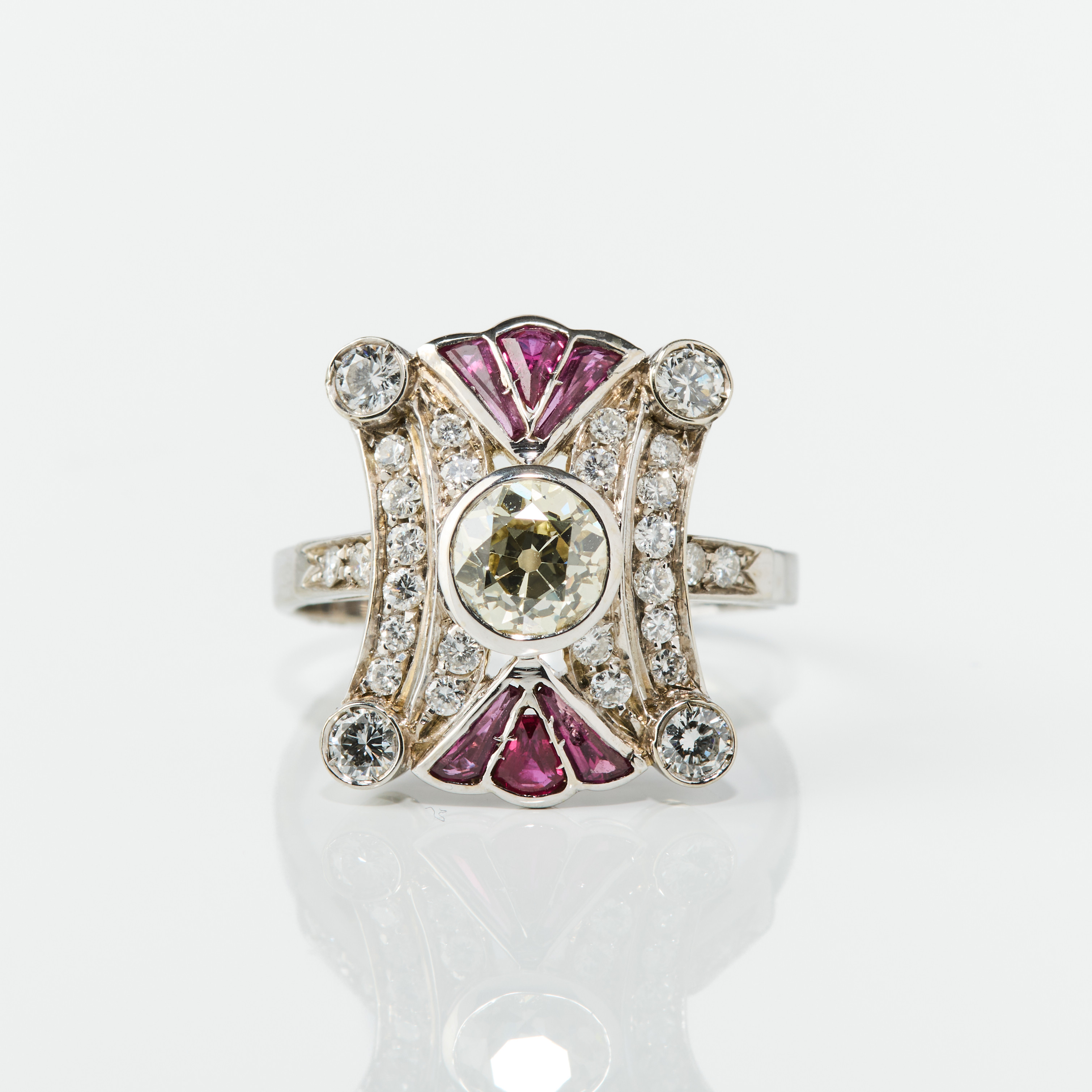 RING, 18K vitguld, rubiner och diamanter, Art Déco-stil.