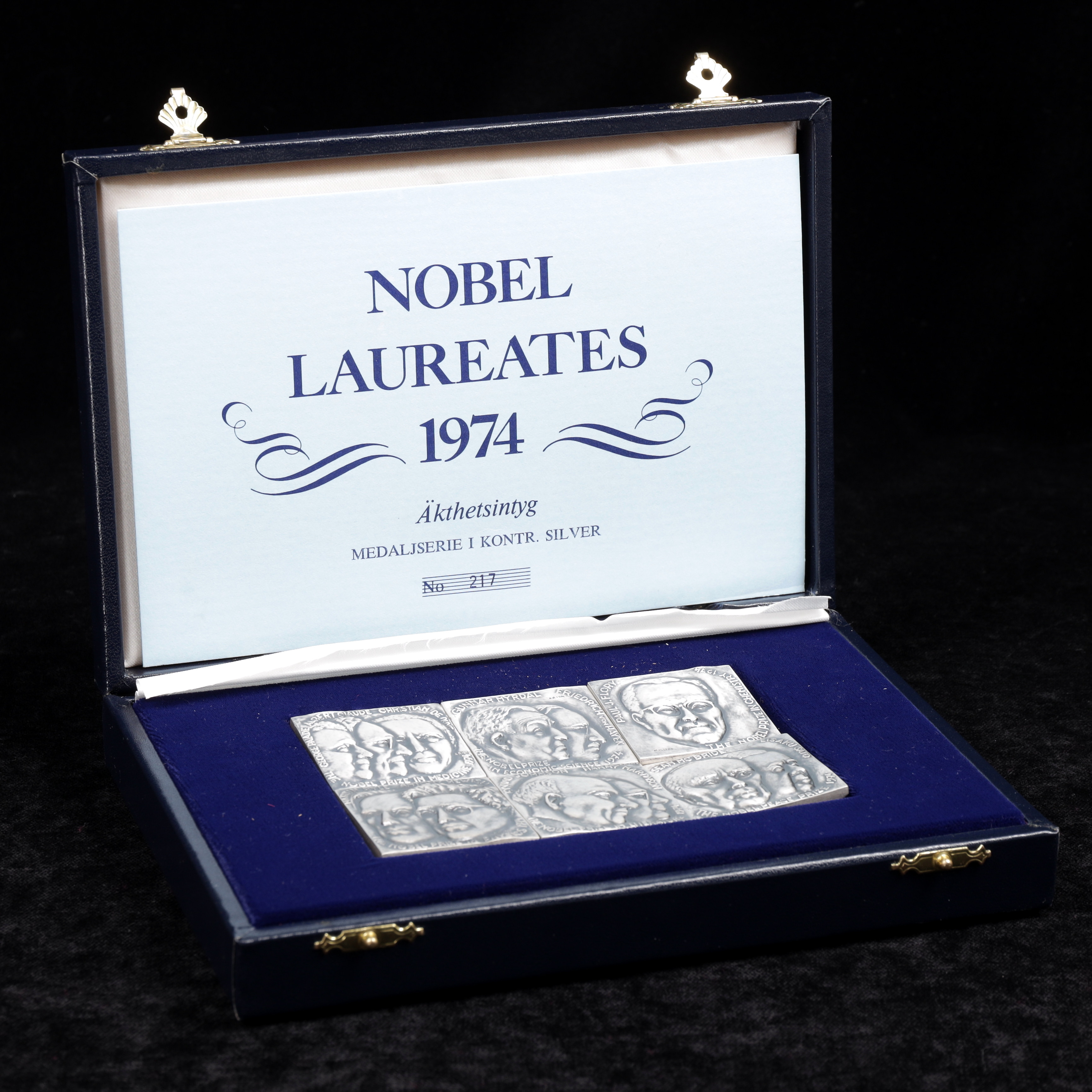 NOBEL LAUREATES, medaljserie, 6 st, silver, 1974 års nobelpristagare, formgivits av skulptör Kauko Räsänen, limiterad upplaga, no 217/800, utgivare Sporrong, Norrtälje 1975.