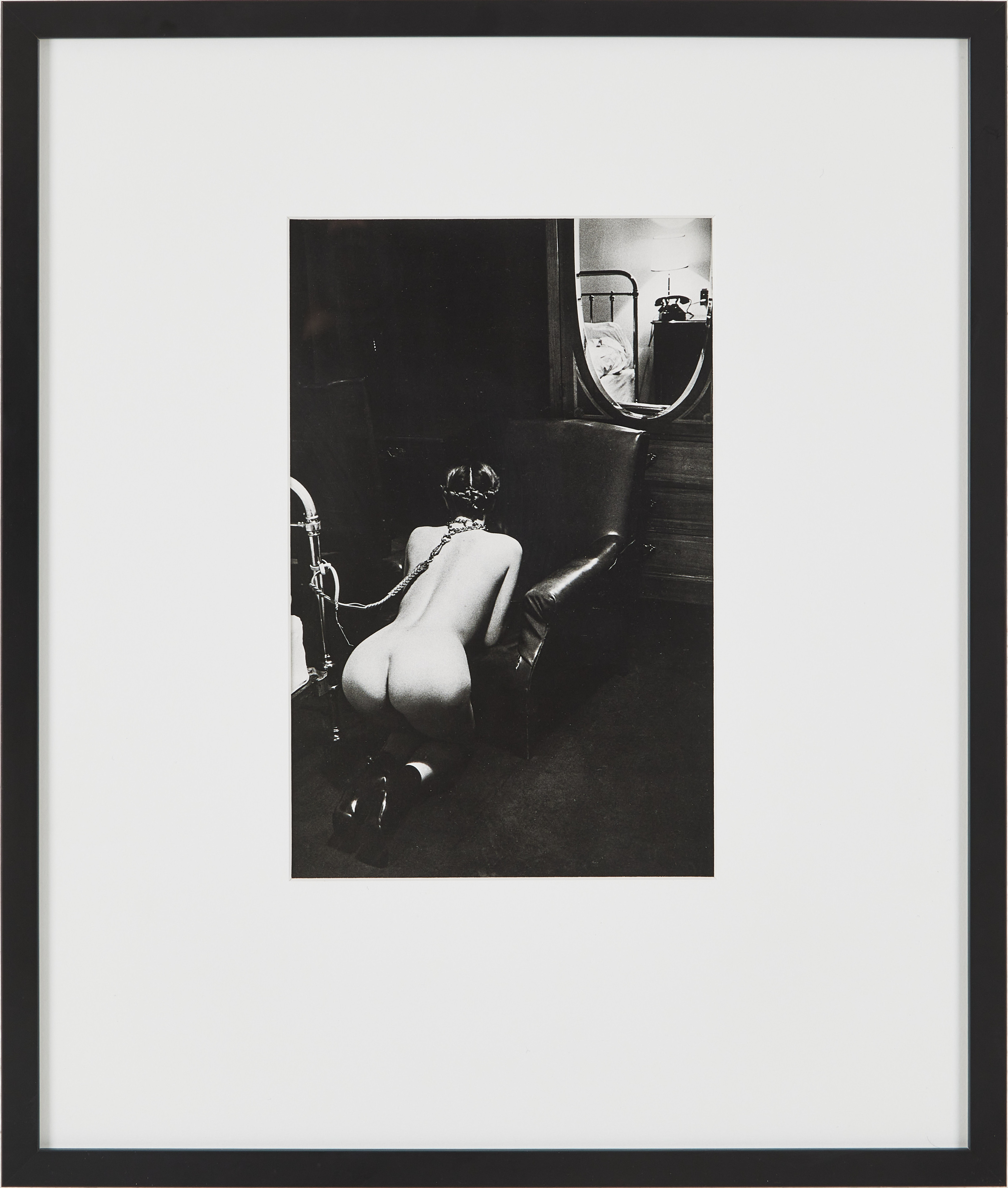 HELMUT NEWTON. Efter, "Hotel Room, Place de la République, Paris." Offsetlitografi, ur Special Collection från 1979.