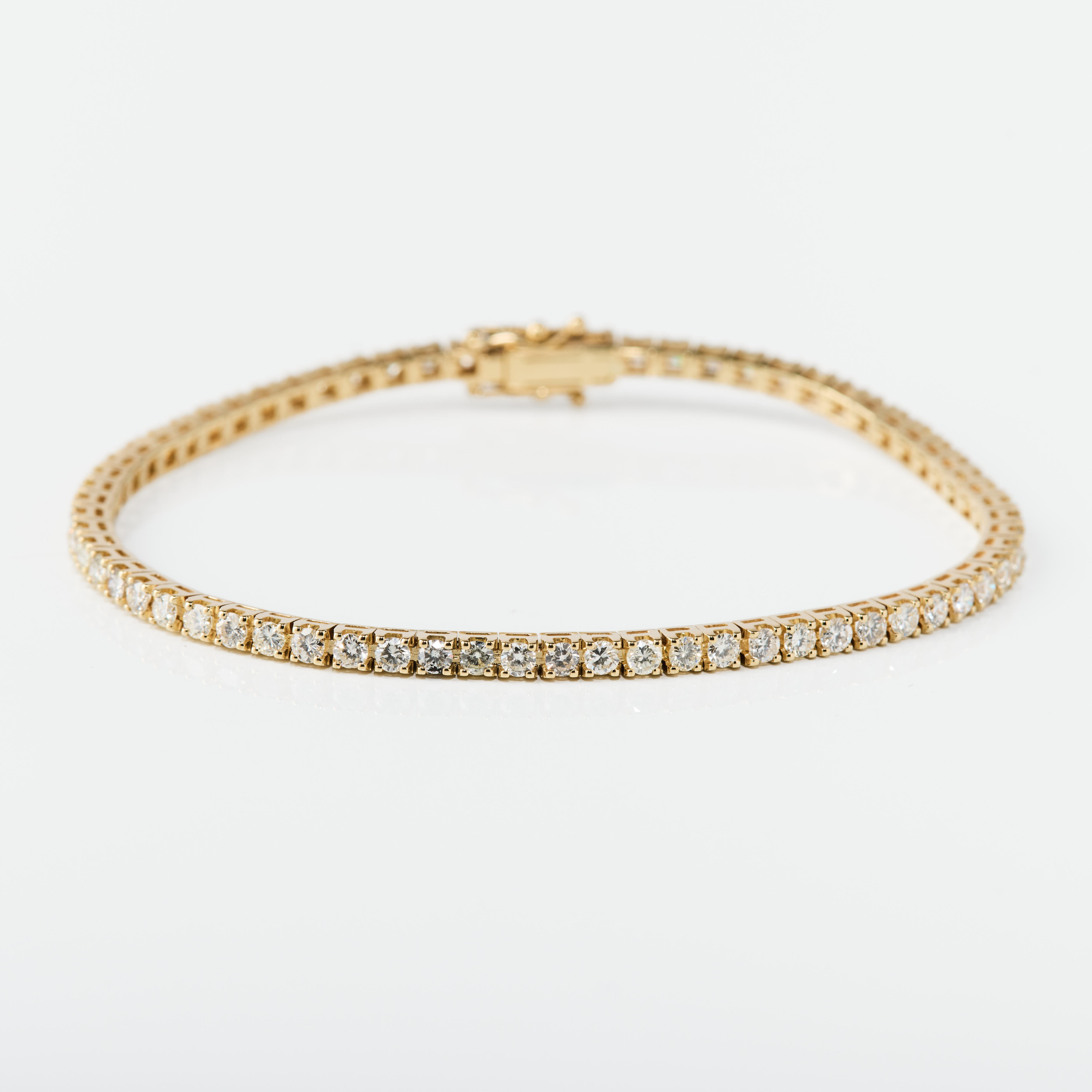 TENNISARMBAND, 18K guld med diamanter.