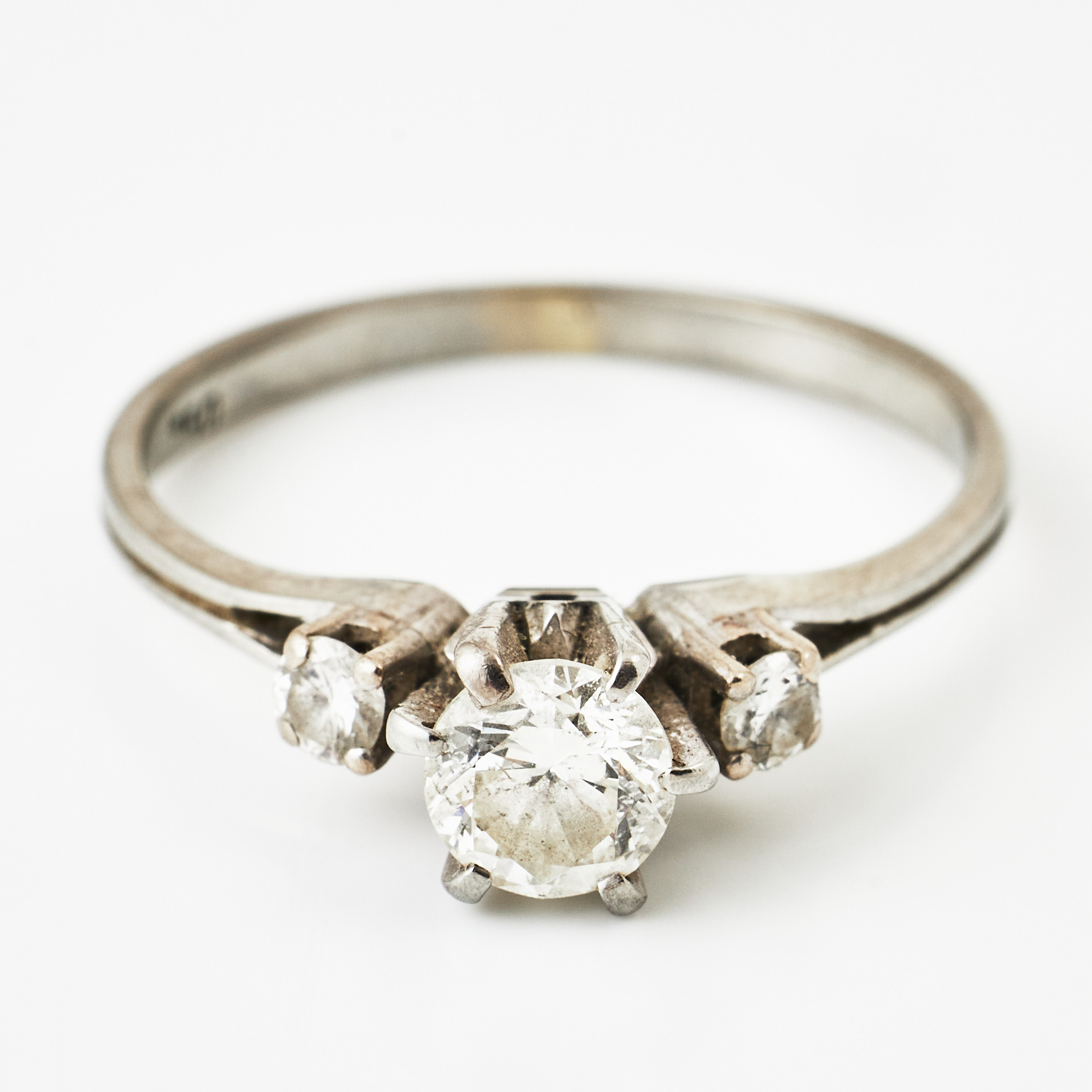 RING, 18 k rodierat vitguld, 3 briljanter, varav centersten ca 0,50 ct, 2 sidostenar ca 0,05 ct/st.