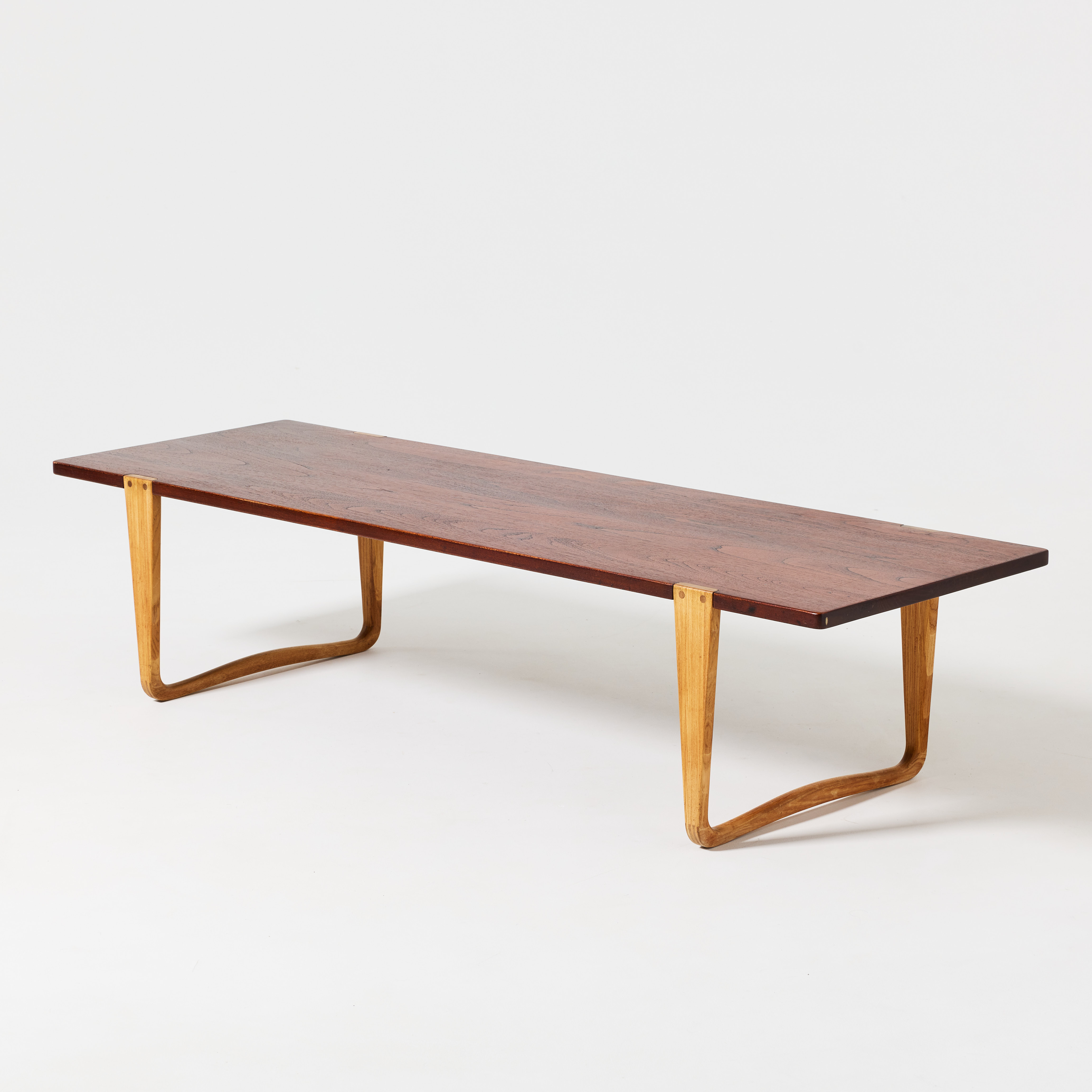 MICHAEL BLOCH. Soffbord, Danmark 1950-tal, massiv teak, ben i ask.