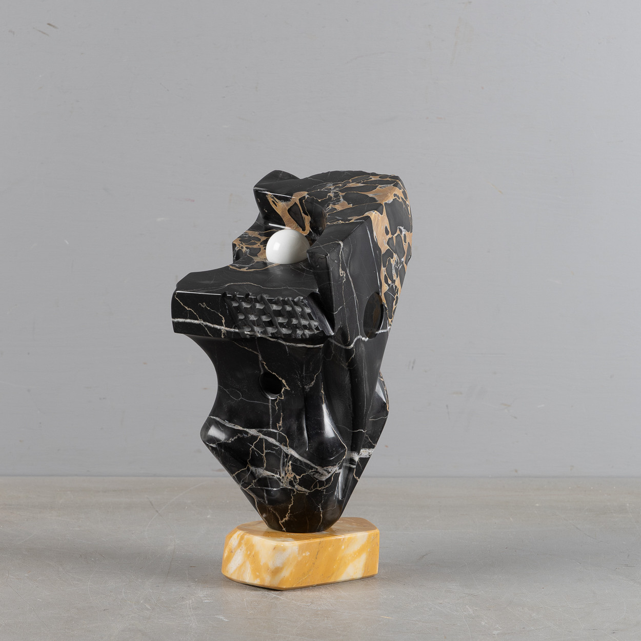 OIDENTIFIERAD KONSTNÄR. Skulptur i sten, otydligt signerad undertill -99.