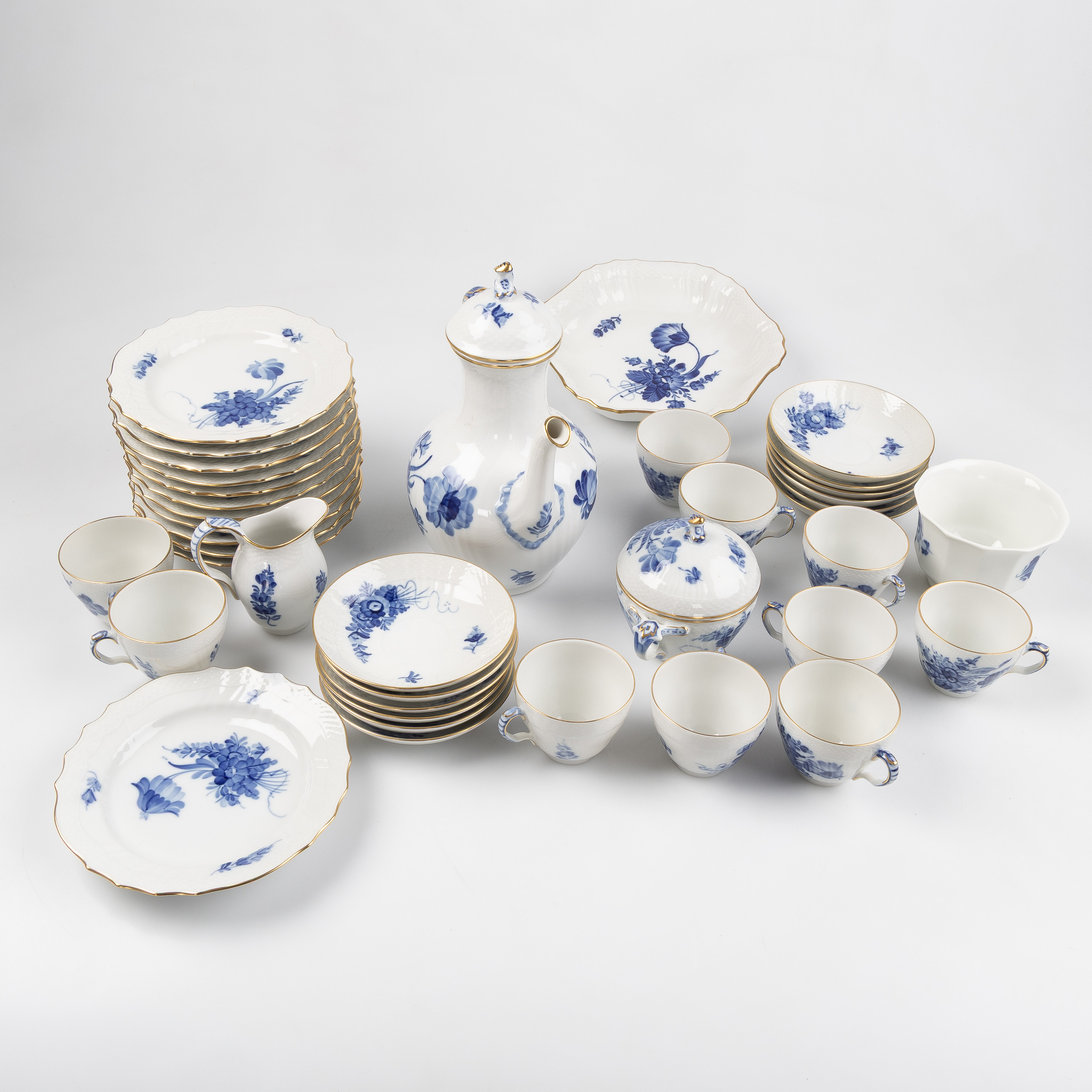 ROYAL COPENHAGEN. KAFFESERVIS, "Blå blomst", porslin, 51 dlr.