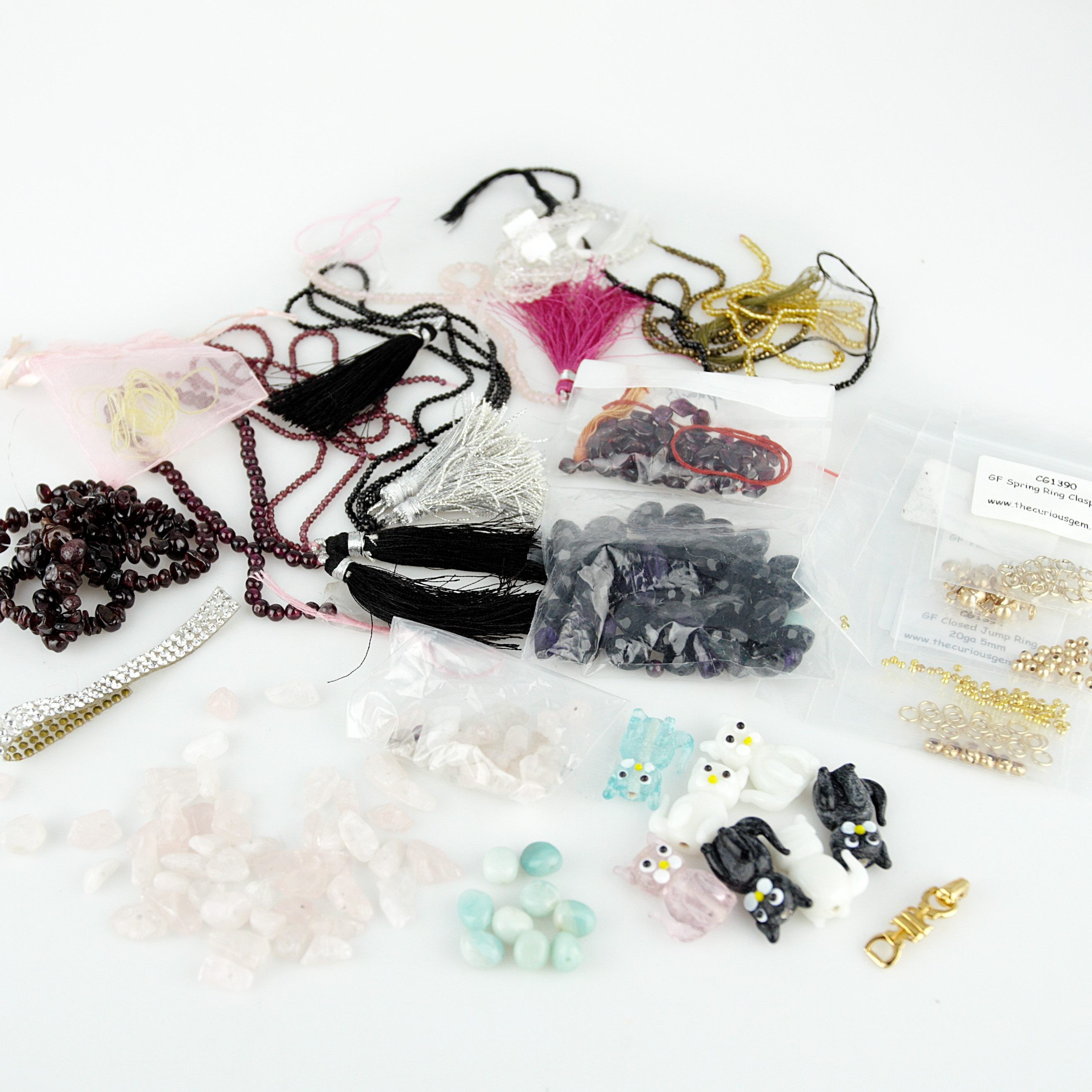 SMYCKETILLVERKNING, stenar bl.a. granater och olika hjälpmedel för avslut och lås.