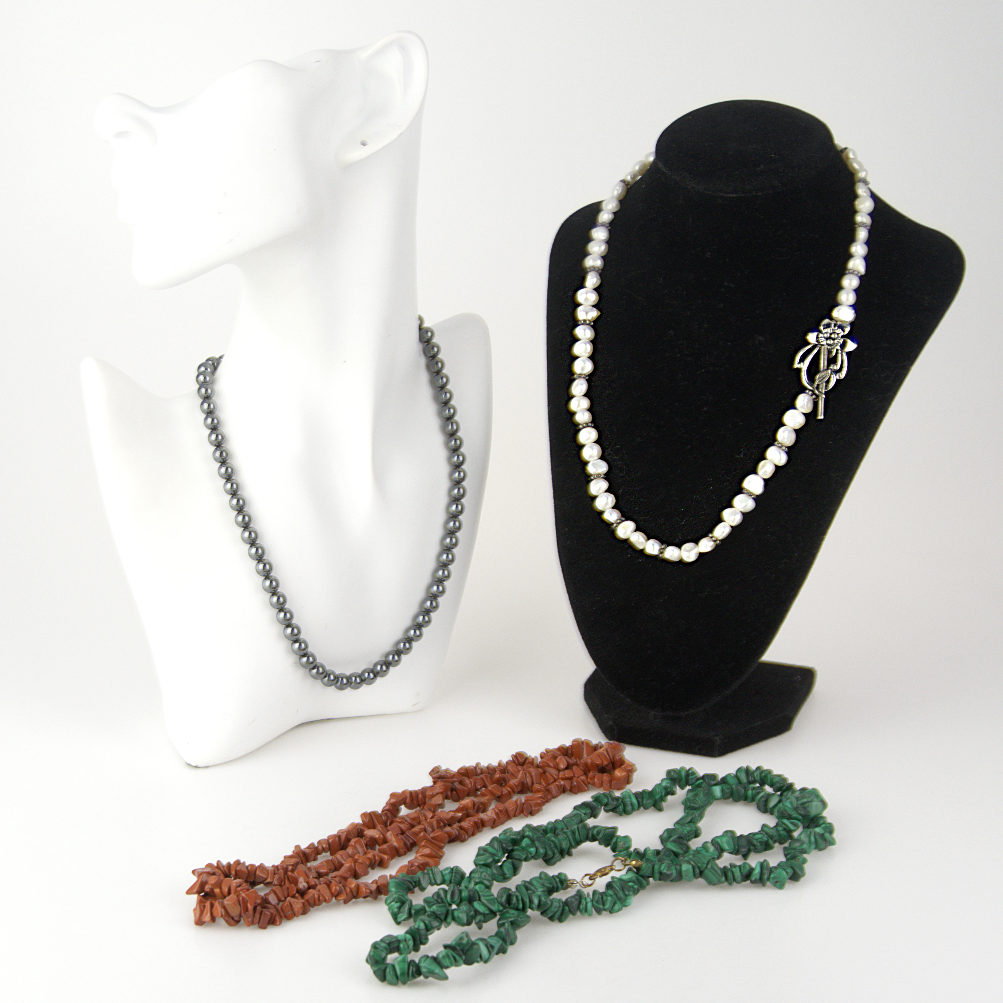 HALSBAND 4 st. malakit, röd jasper, hematit och barockpärlor.