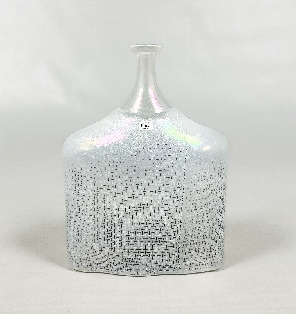 BERTIL VALLIEN. FLASKVAS, konstglas, signerad, Kosta Boda.