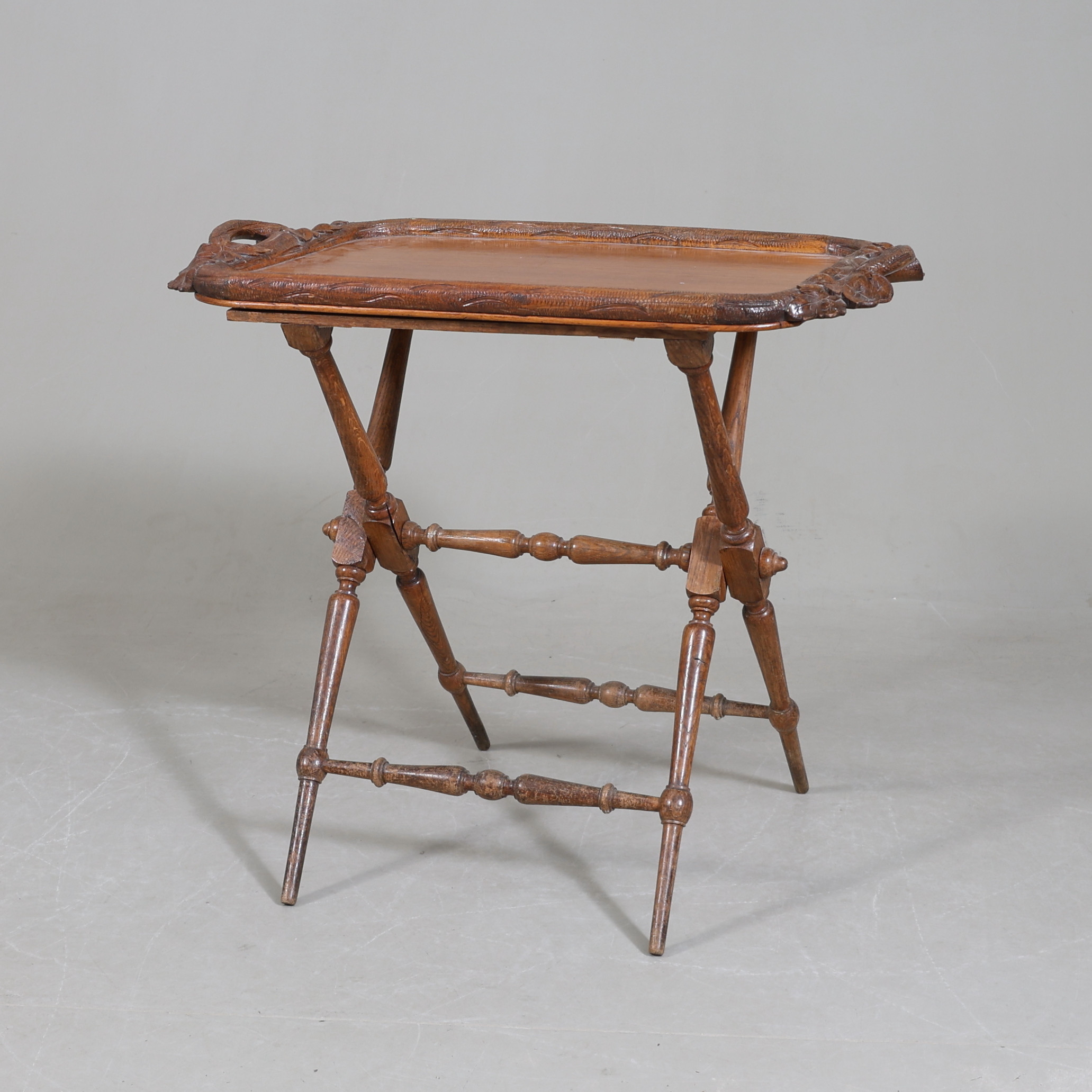 BRICKBORD, skuren samt svarvad dekor, 1900-tal.