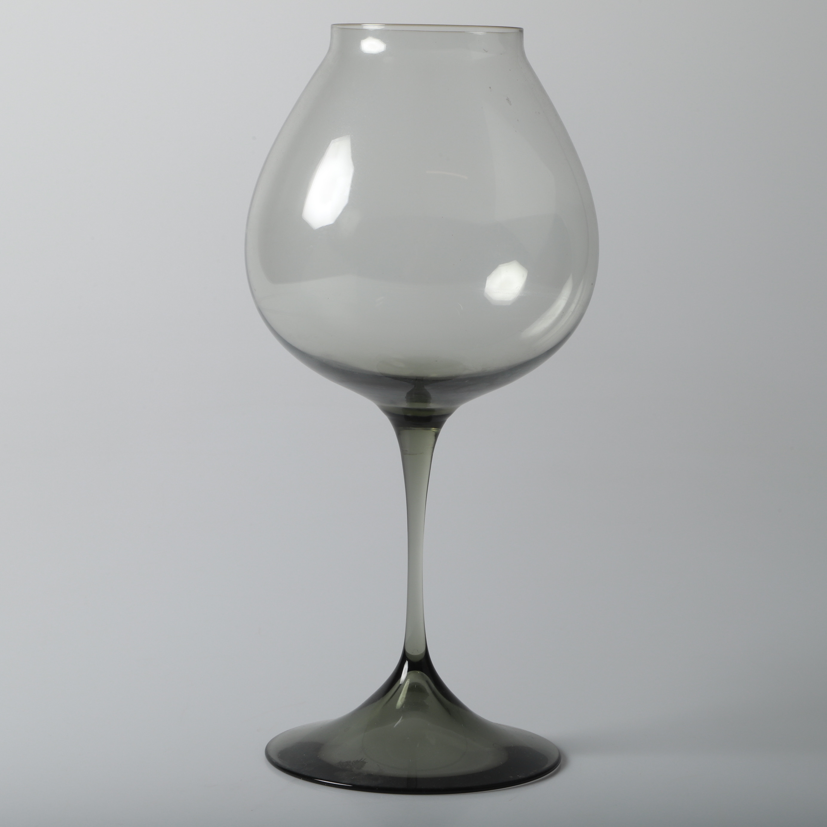 TULPANGLAS, rökfärgat, 1900-talets mitt.