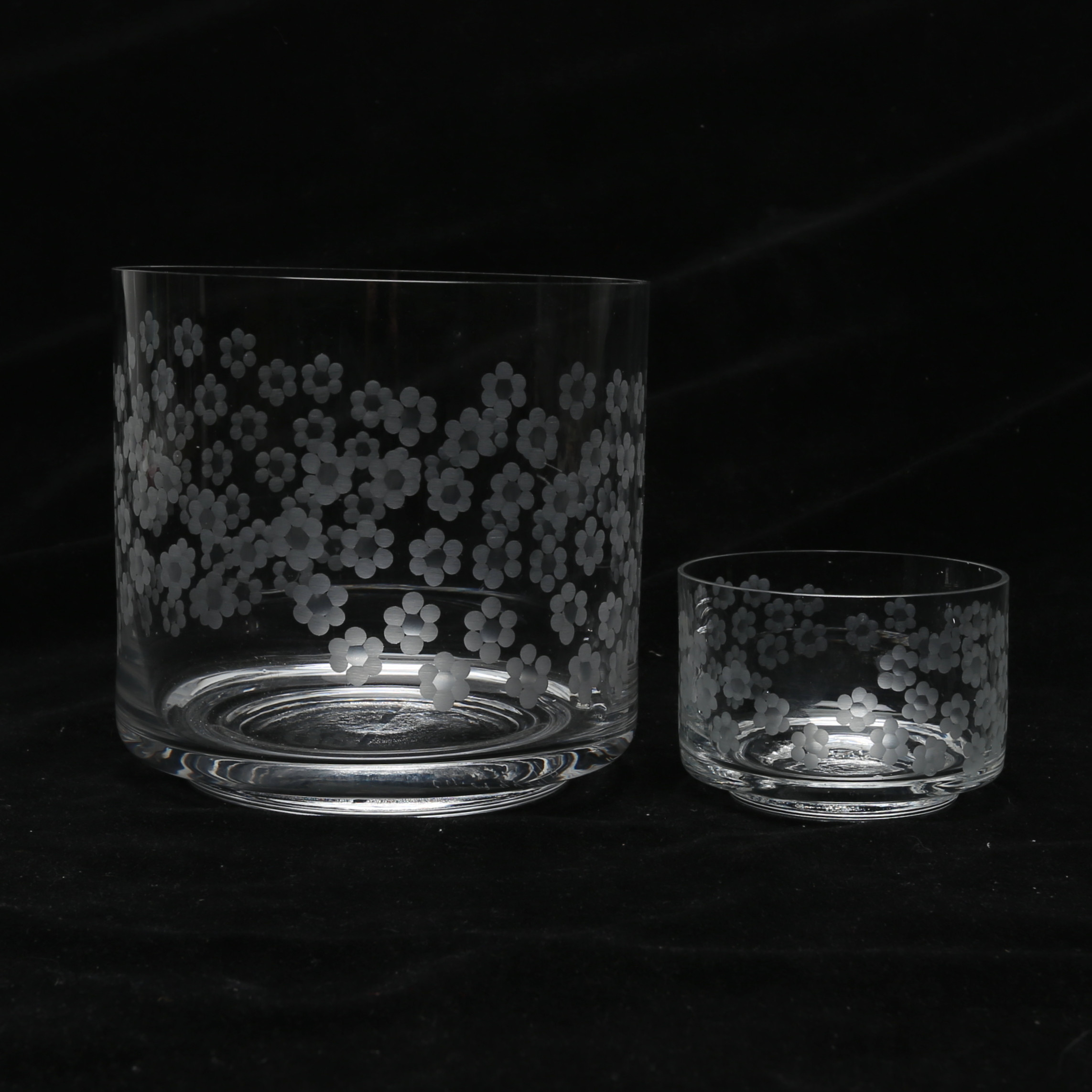 MONICA BACKSTRÖM. VASER 2 st, glas, Boda, den större med signatur.