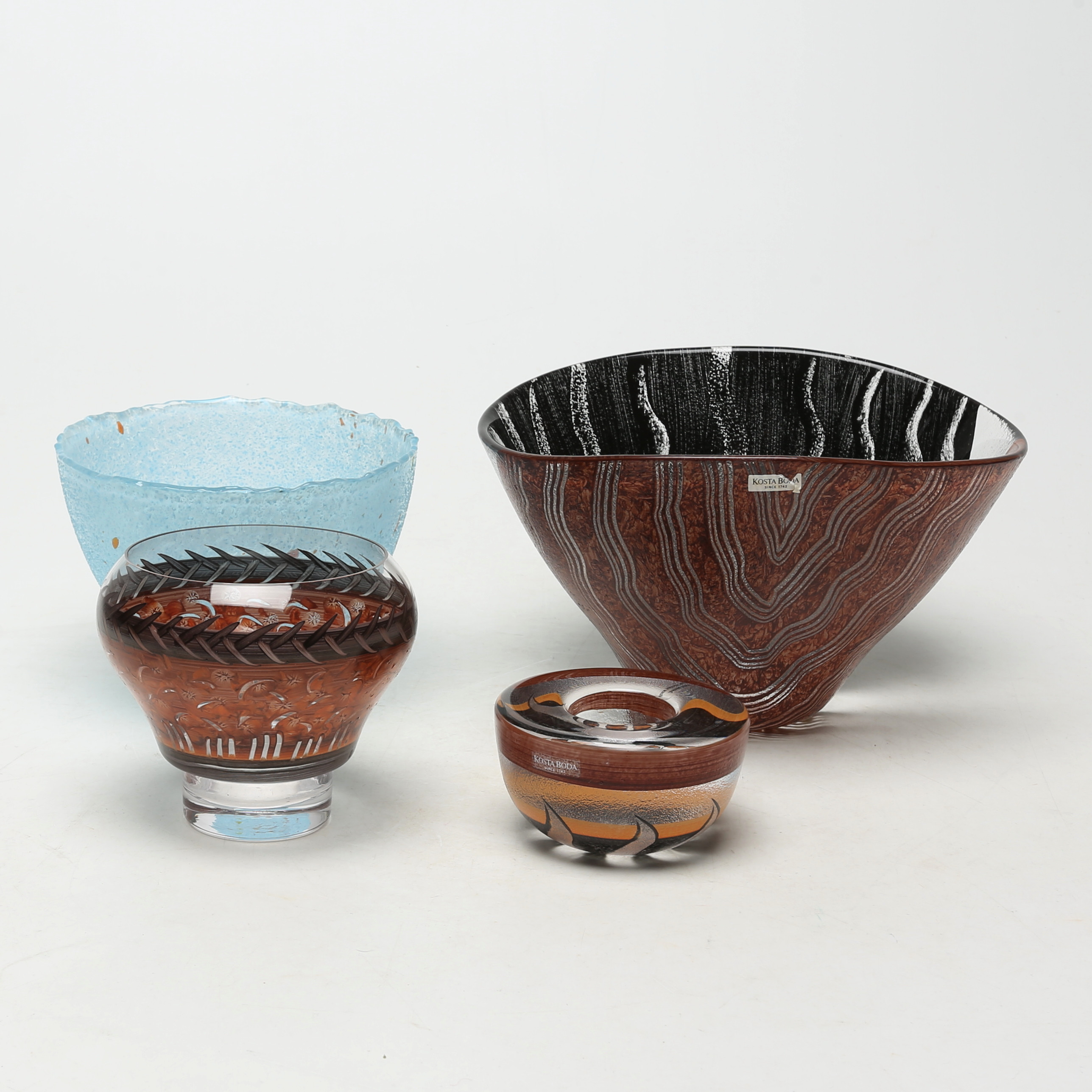 GLASFÖREMÅL, 4 st, Kosta Boda, mest Monica Backström.