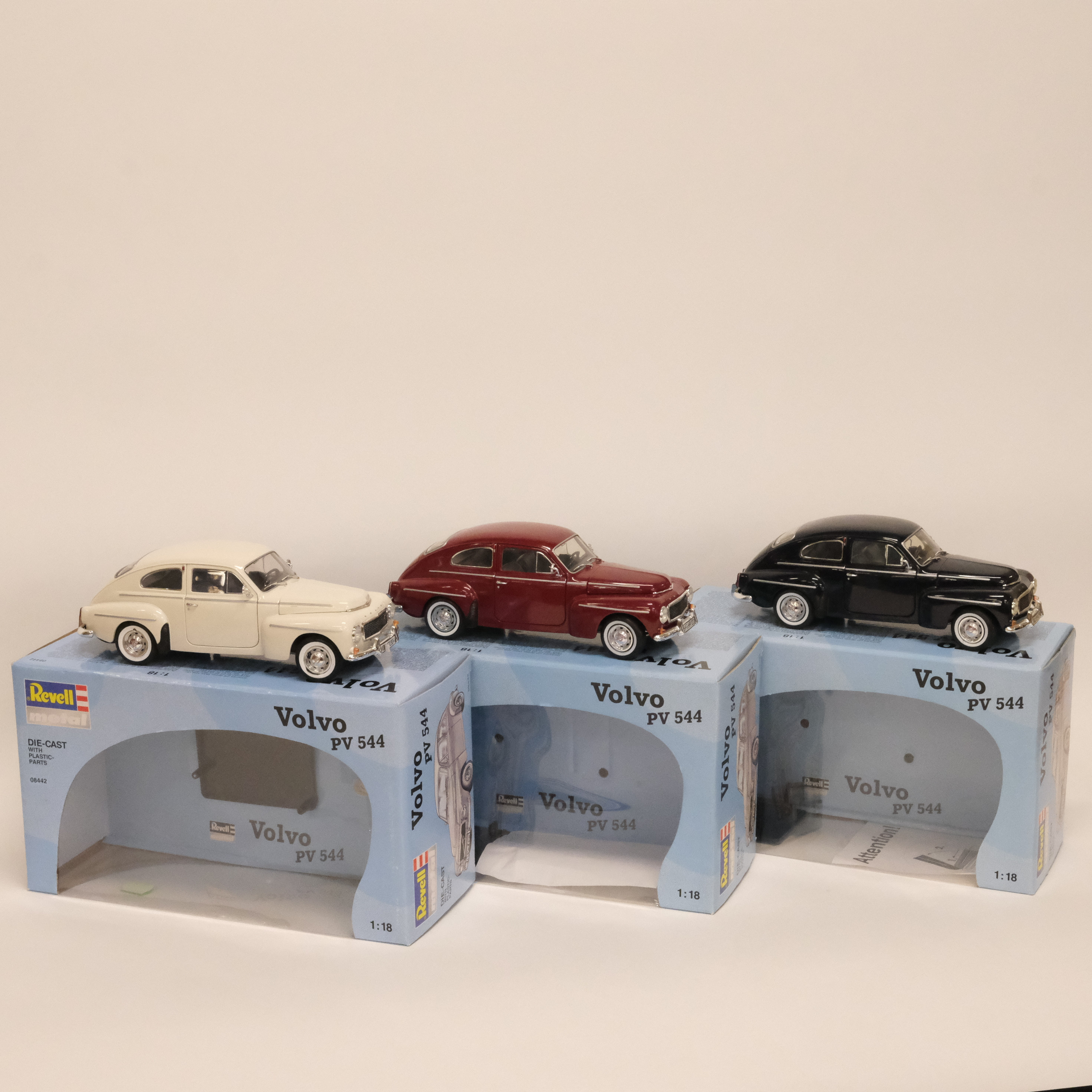 REVELL. TRE MODELLBILAR. "VOLVO PV 544". SKALA 1:18.
