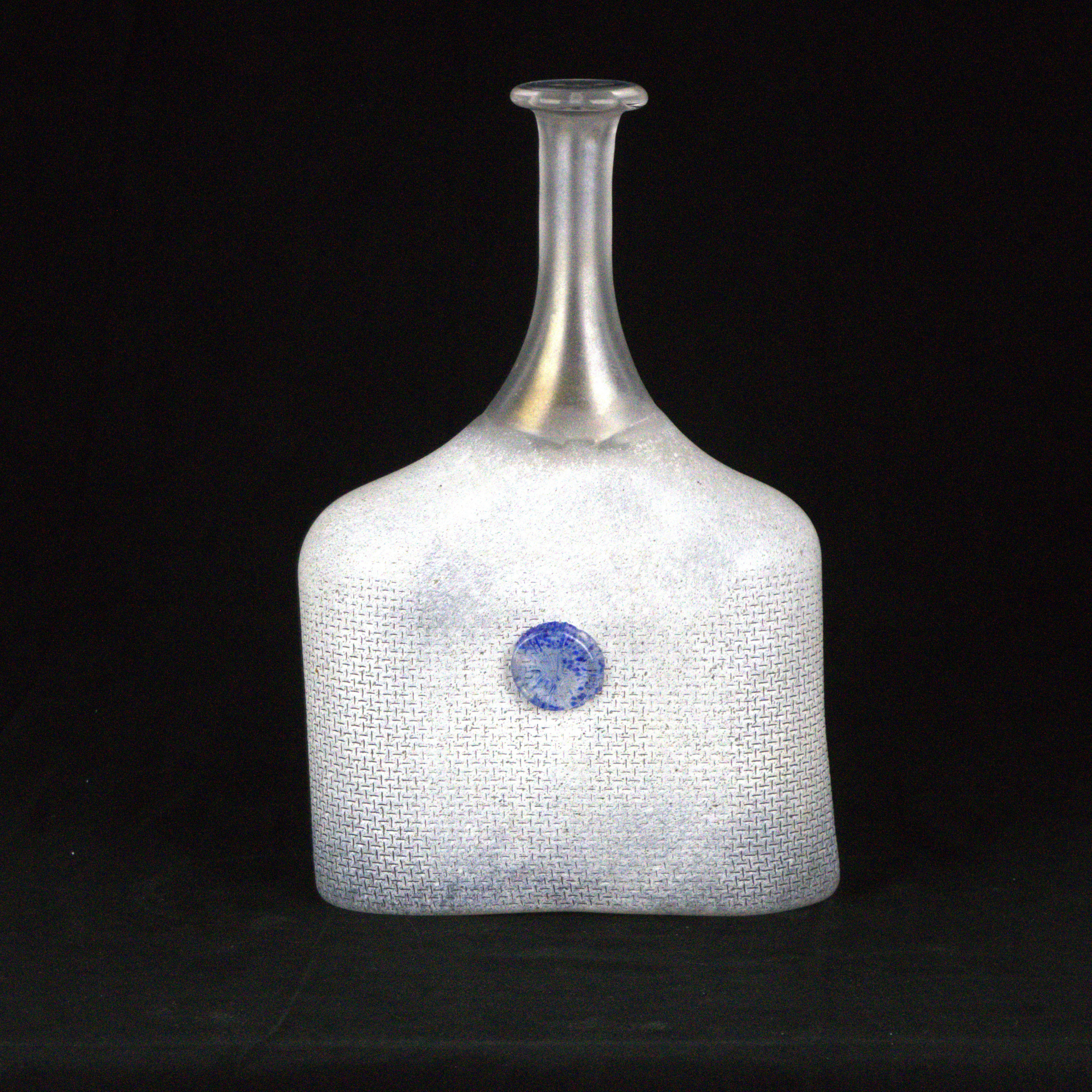 BERTIL VALLIEN. Flaska, "Network", glas, Artist collection, signerad, Kosta Boda.