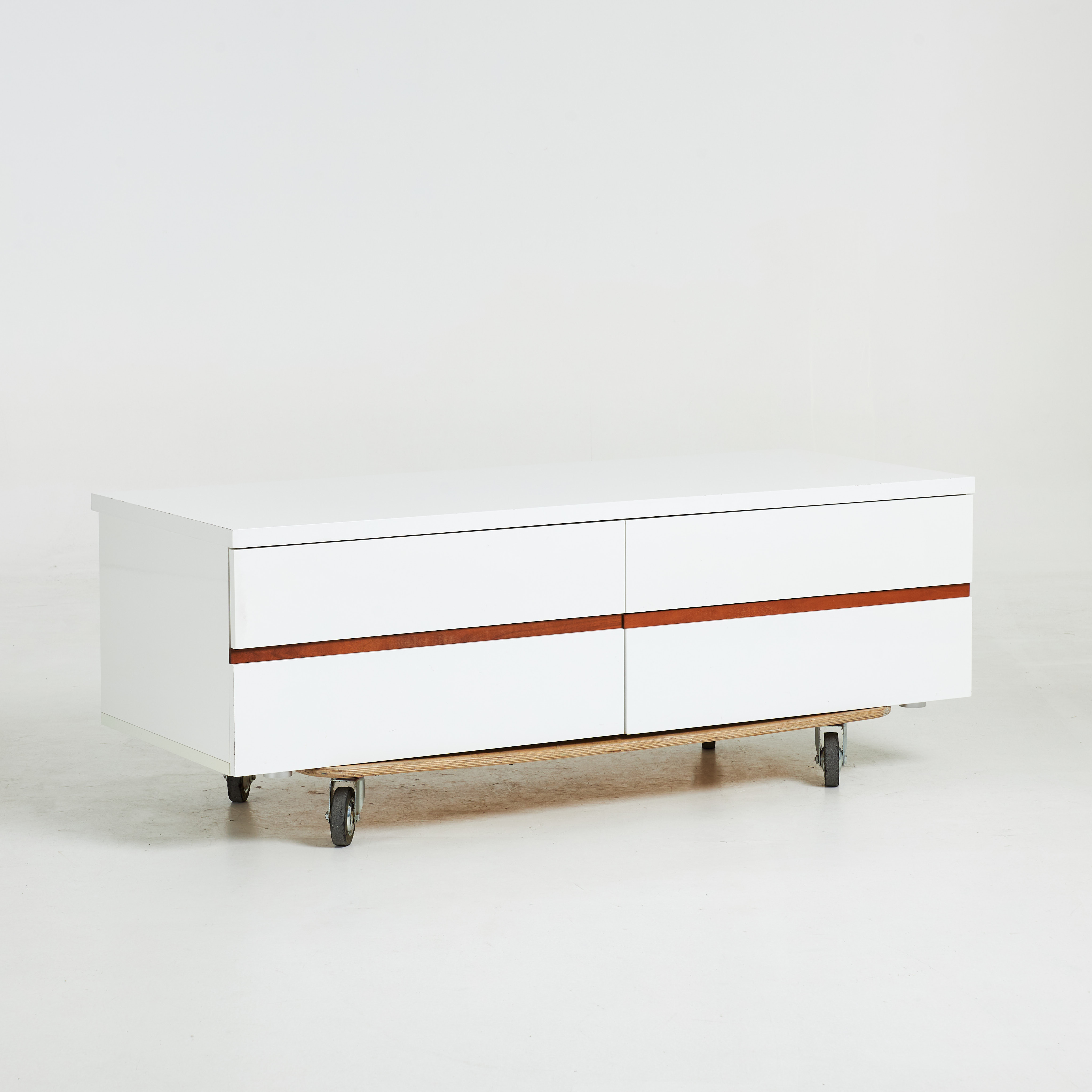 BYRÅ/TV MÖBEL, högblank vit finish, valnöt på detaljer samt invändigt, Bolia.