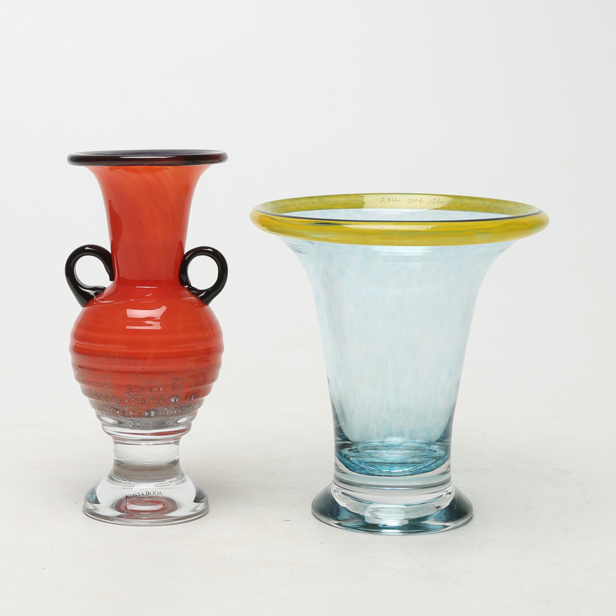 MONICA BACKSTRÖM. VASER, 2 st, glas, Kosta Boda, den röda signerad.